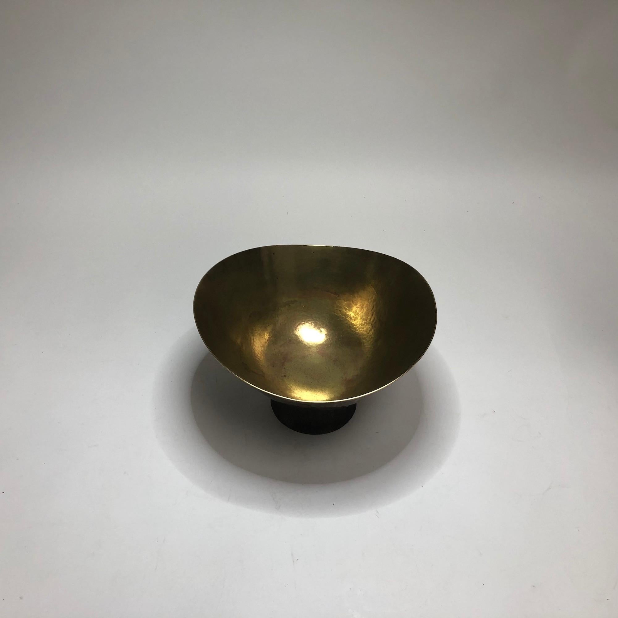 Very nice, rare and original footed bowl from Hayno Focken. German Bauhaus 30th Art Deco hammered brass bowl with model number 2019. Signed on the underside with 