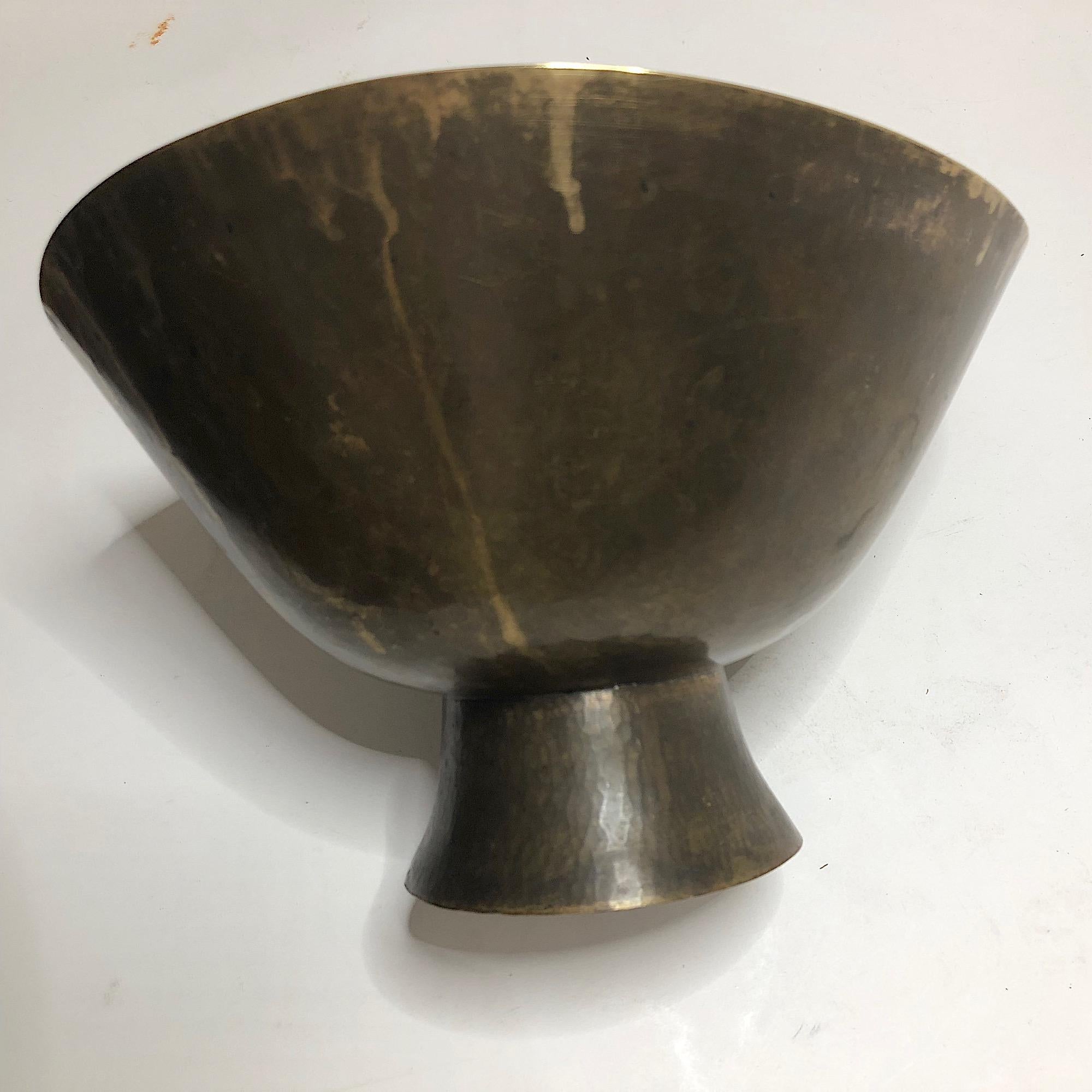 Hayno Focken Footed Bowl Hammered Brass Bauhaus In Good Condition For Sale In Munich, DE