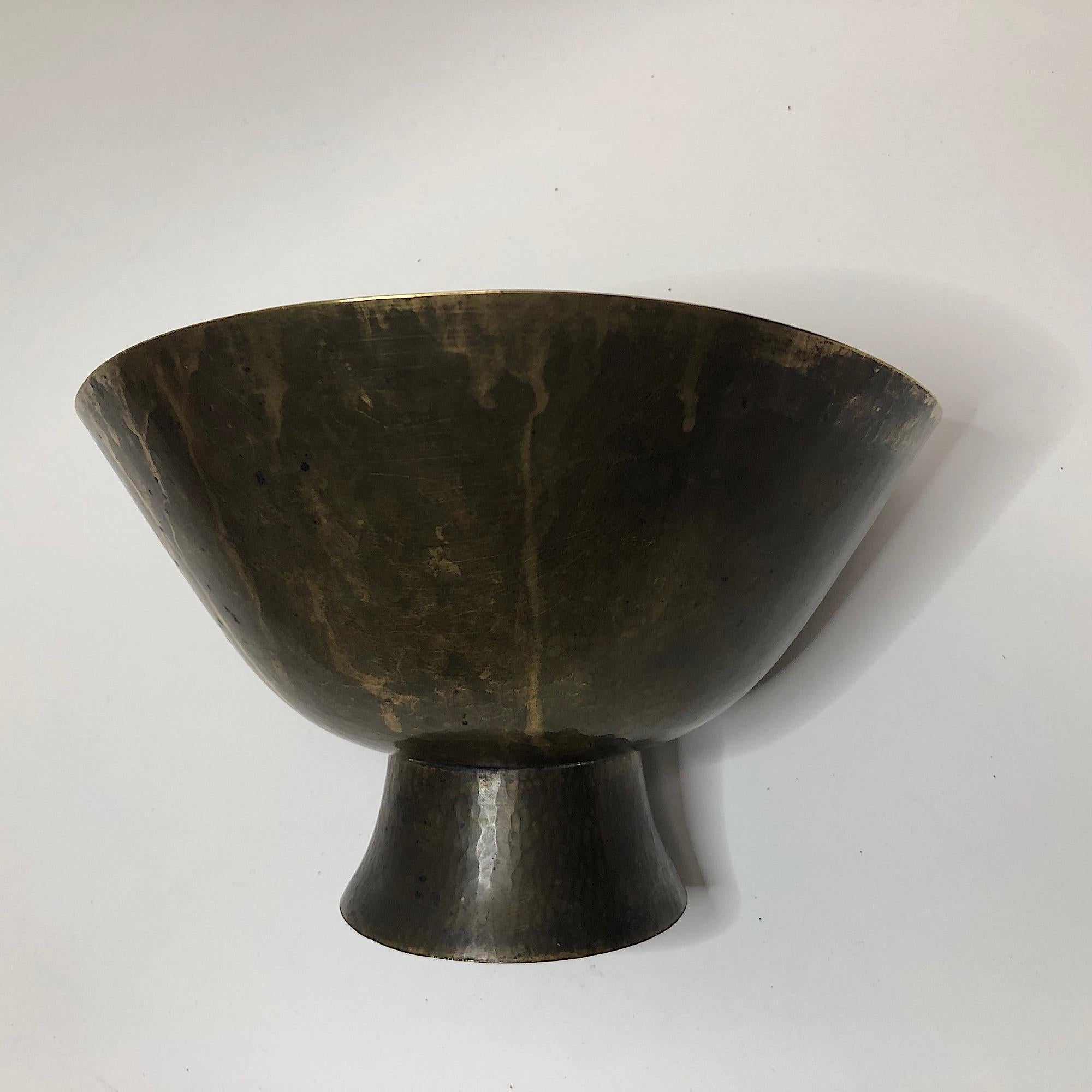 Ciotola con piede Hayno Focken in ottone martellato Bauhaus in vendita 1
