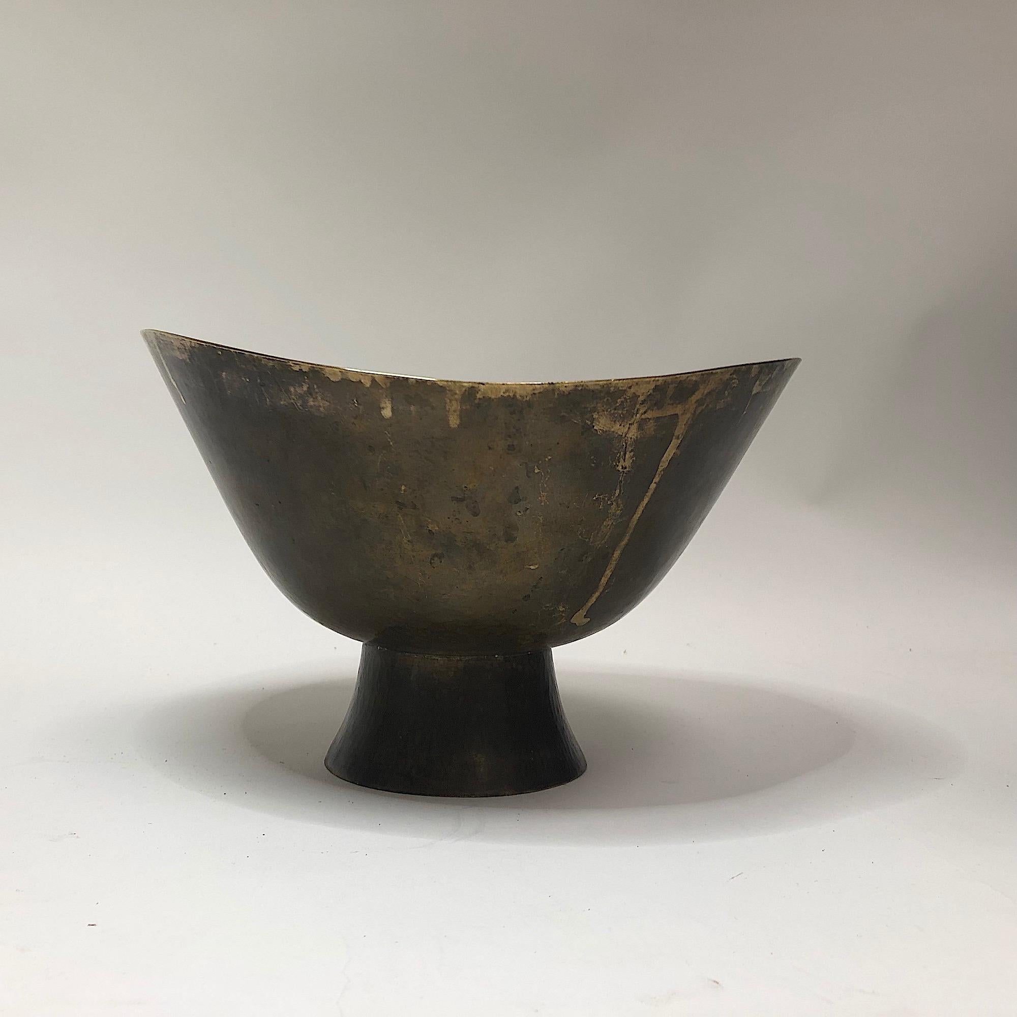 Ciotola con piede Hayno Focken in ottone martellato Bauhaus in vendita 2