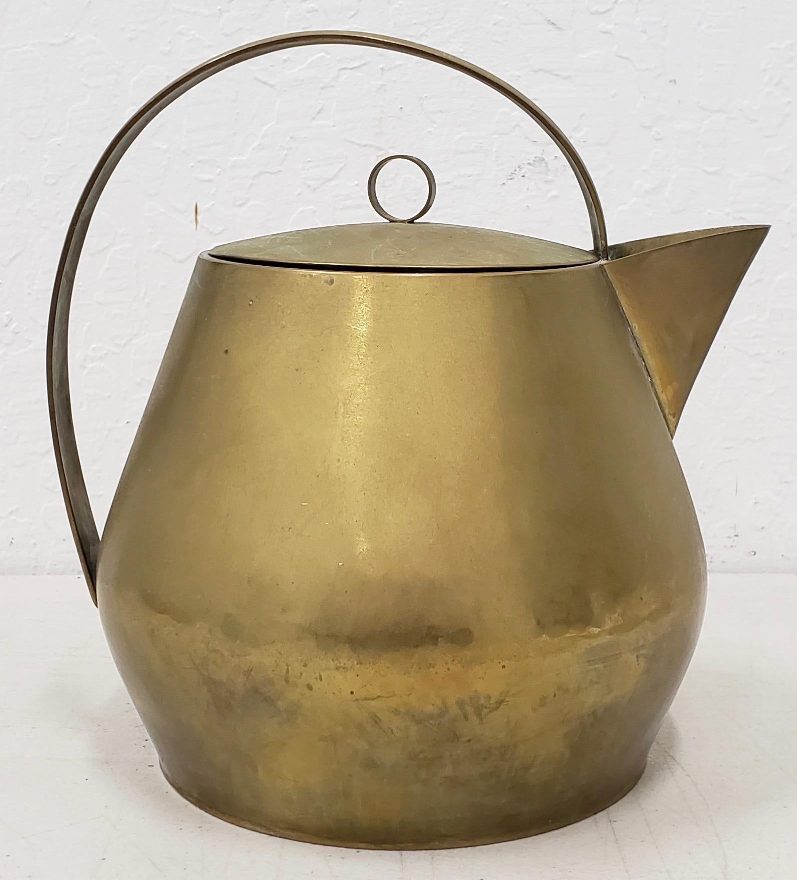 Hayno Focken (Germany, 1905-1968) rare brass teapot with lid, circa 1930

Extremely rare handmade teapot by noted metalworker Hayno Focken.

Dimensions approximately 8