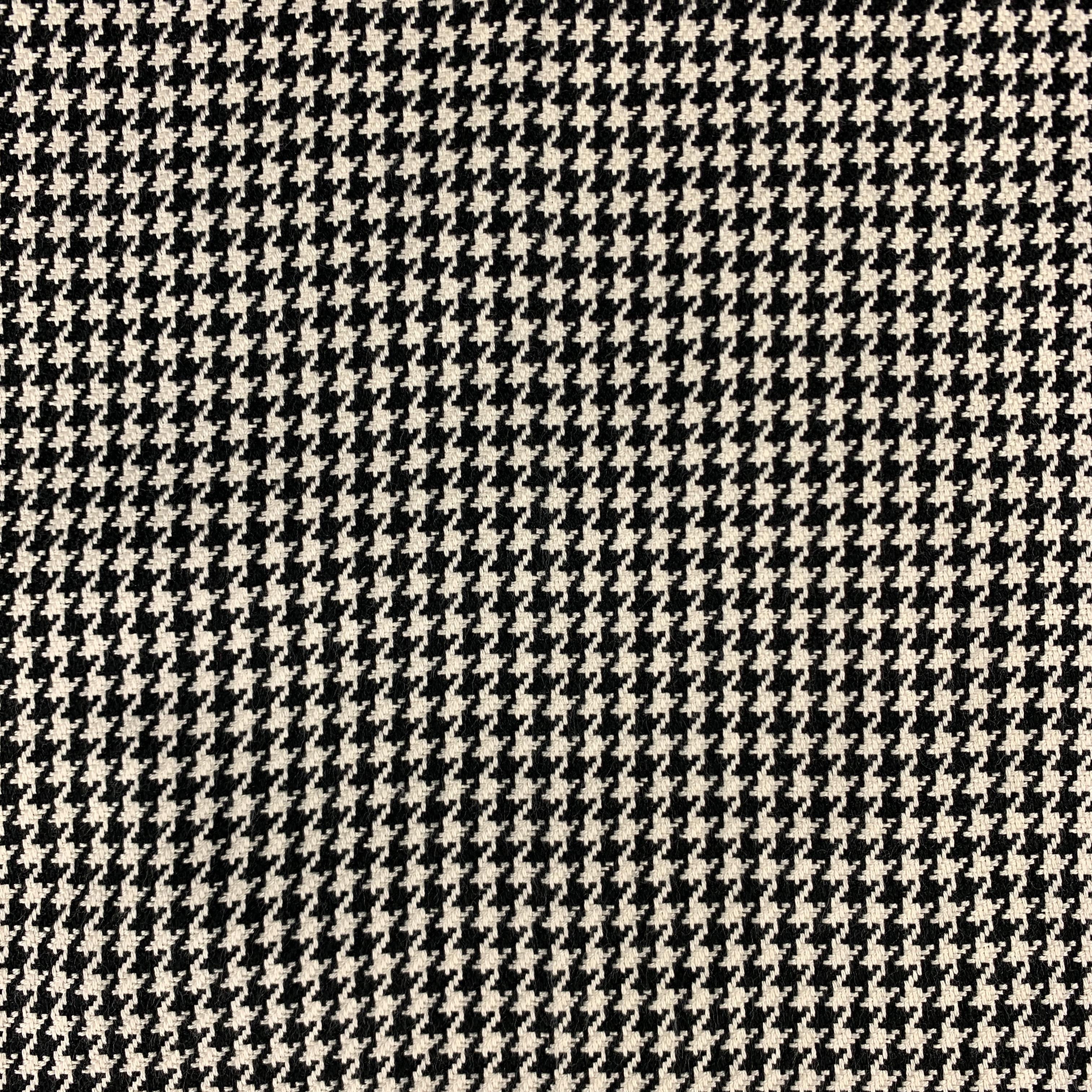 HAYWARD LONDON winter scarf comes in black and white houndstooth print woven silk with three inch fringe trim. Made in Ireland.

Excellent Pre-Owned Condition.

58 x 11 in.