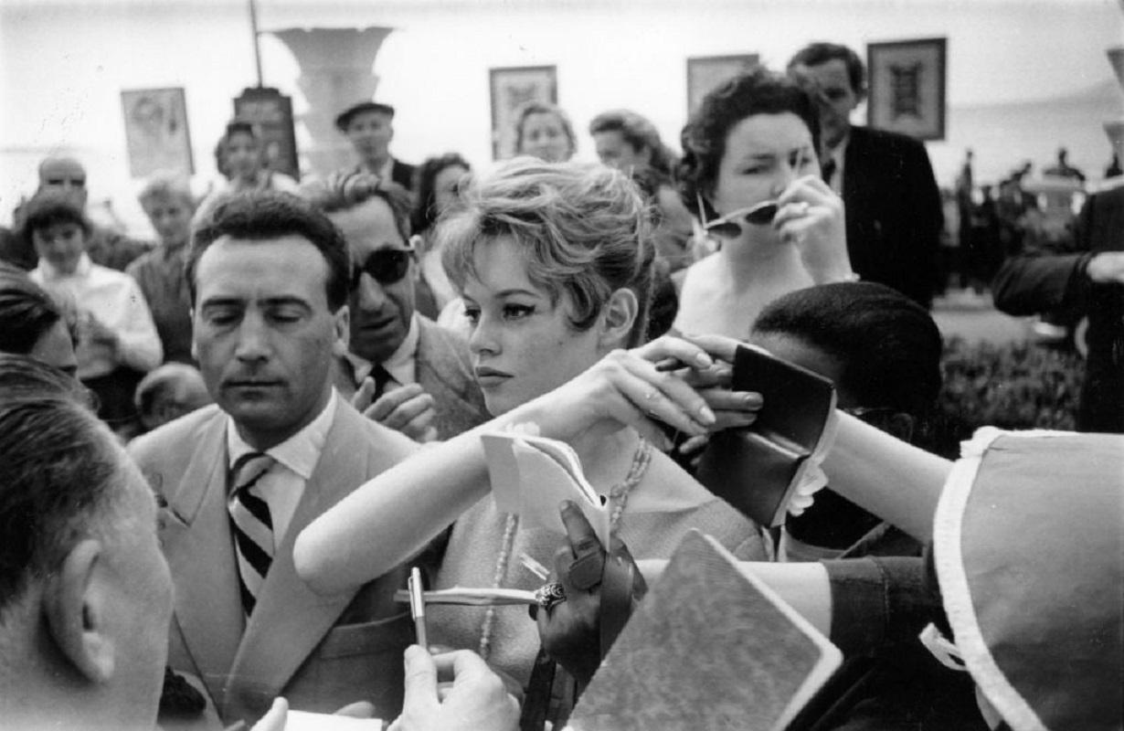 "Brigitte Bardot" par Haywood Magee

L'actrice française Brigitte Bardot est assaillie par les fans et les chasseurs d'autographes au Festival de Cannes. Publication originale : Picture Post - 8378 - Découverte à Cannes - pub. 1956

Non