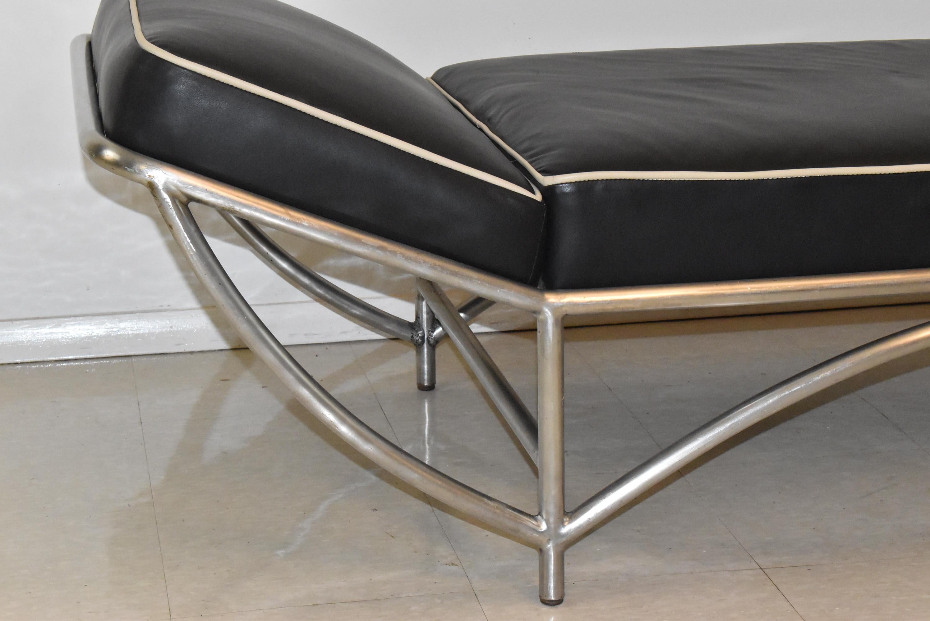 Haywood Wakefield Art Deco tubular steel frame chaise lounge / daybed. Very nice condition. Dimensions:  73