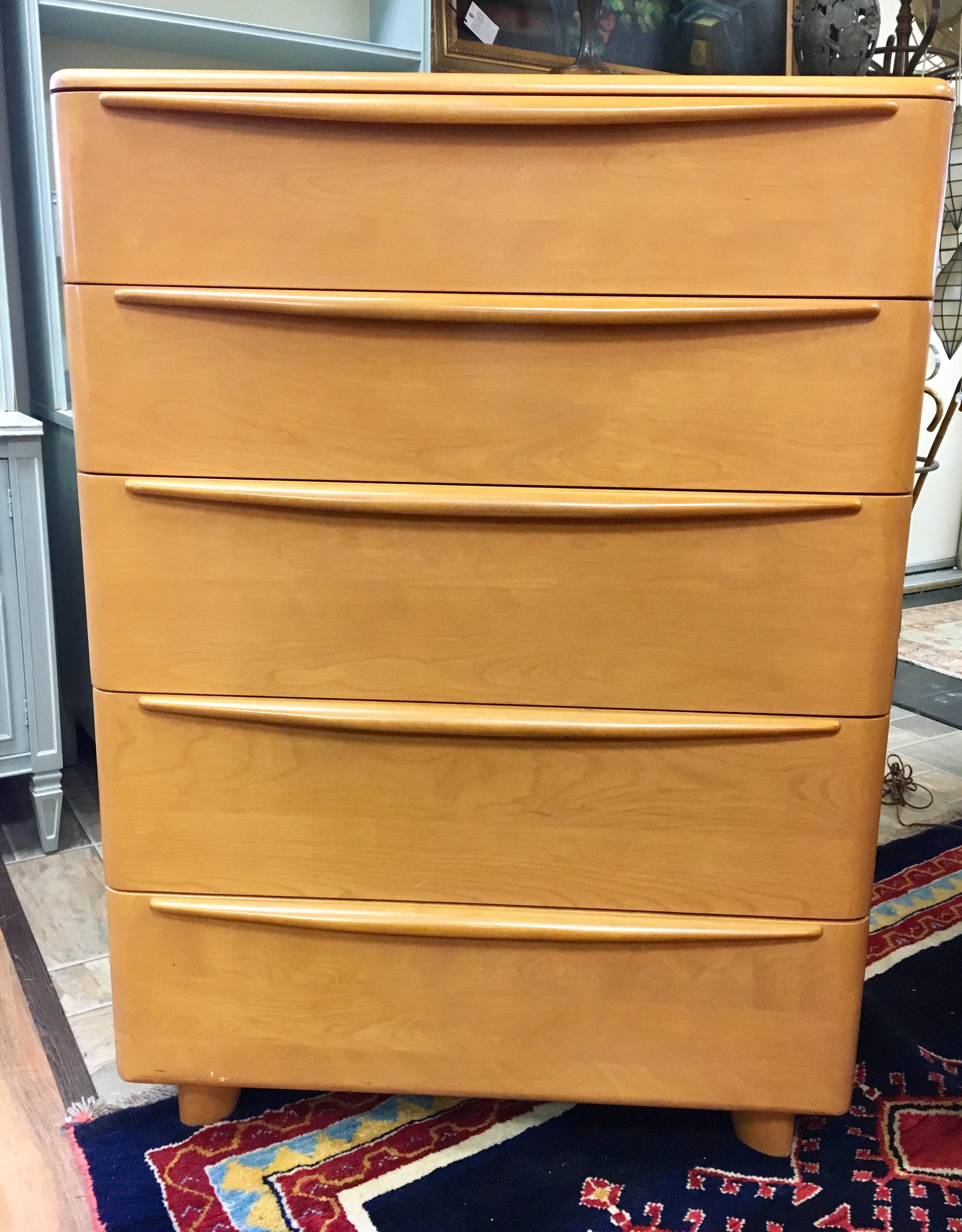 Splendid Heywood Wakefield birch wood five drawer tall dresser. One of several pieces of this set
that we will be selling this week on this platform. Classic lines, Classic color, Classic midcentury!