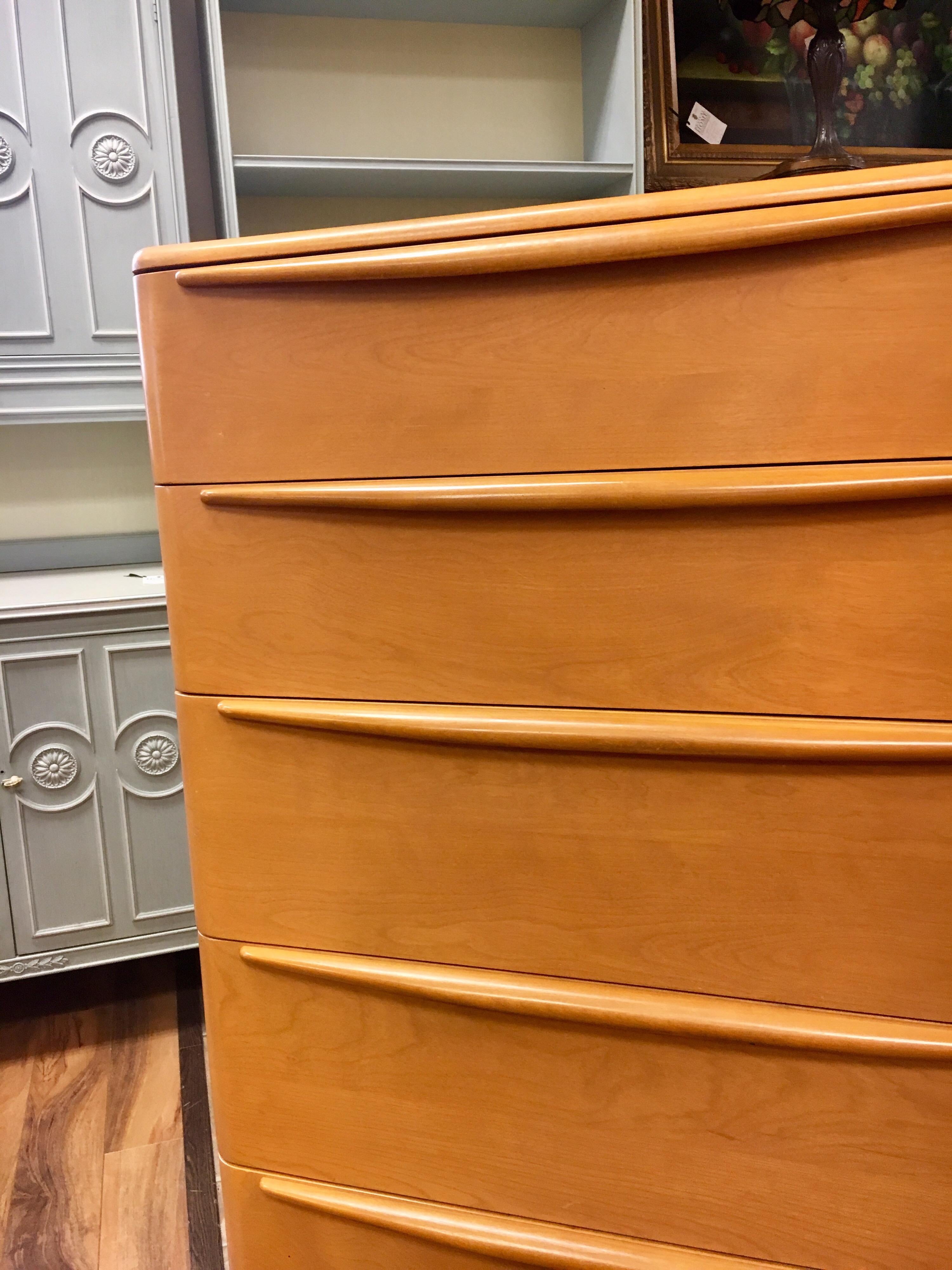 Haywood Wakefield Mid-Century Modern Champagne Five Drawer Dresser Chest Drawers In Good Condition In West Hartford, CT