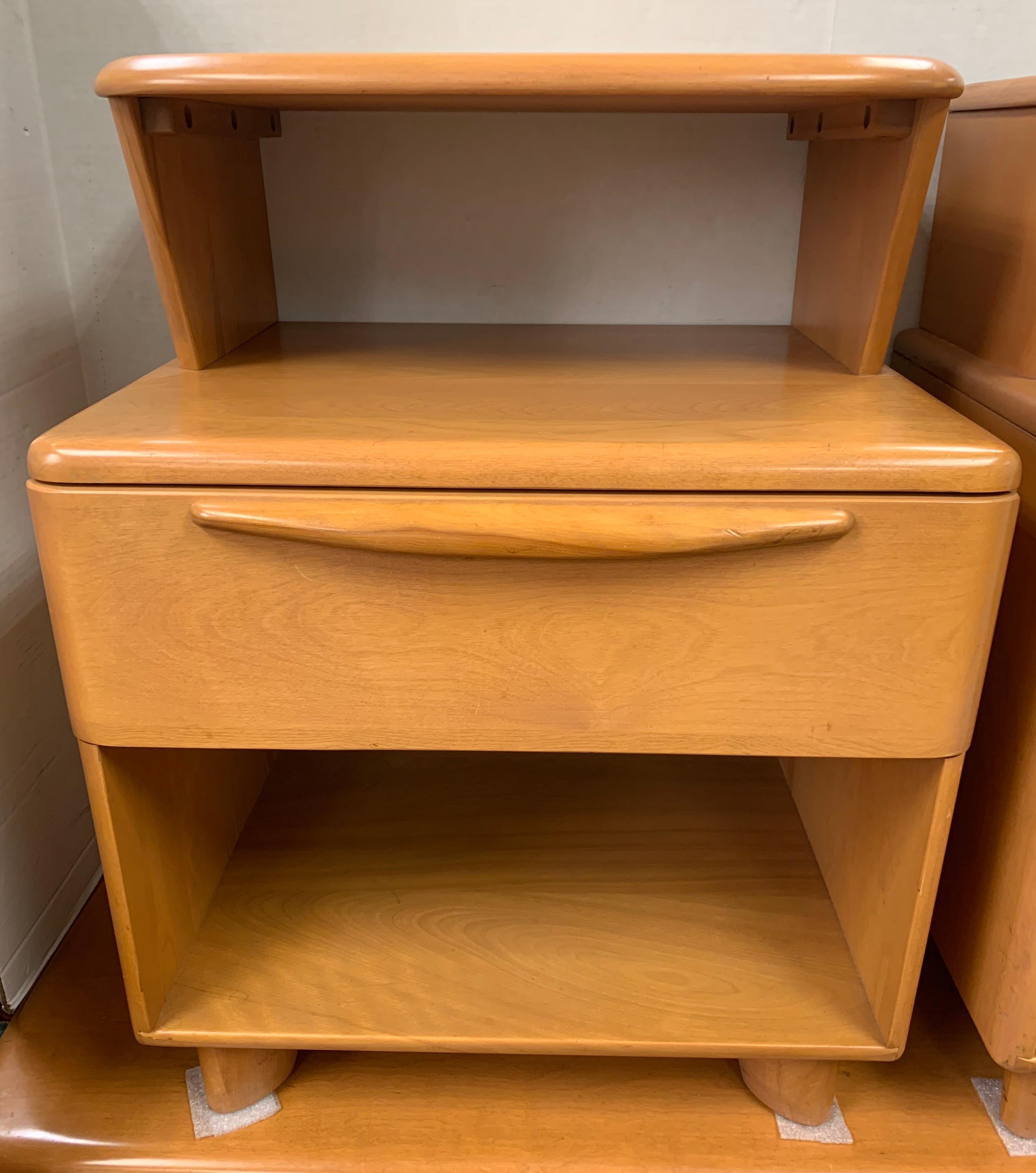 Heywood Wakefield Signed Mid-Century Modern Pair of Nightstands End Tables In Good Condition In West Hartford, CT