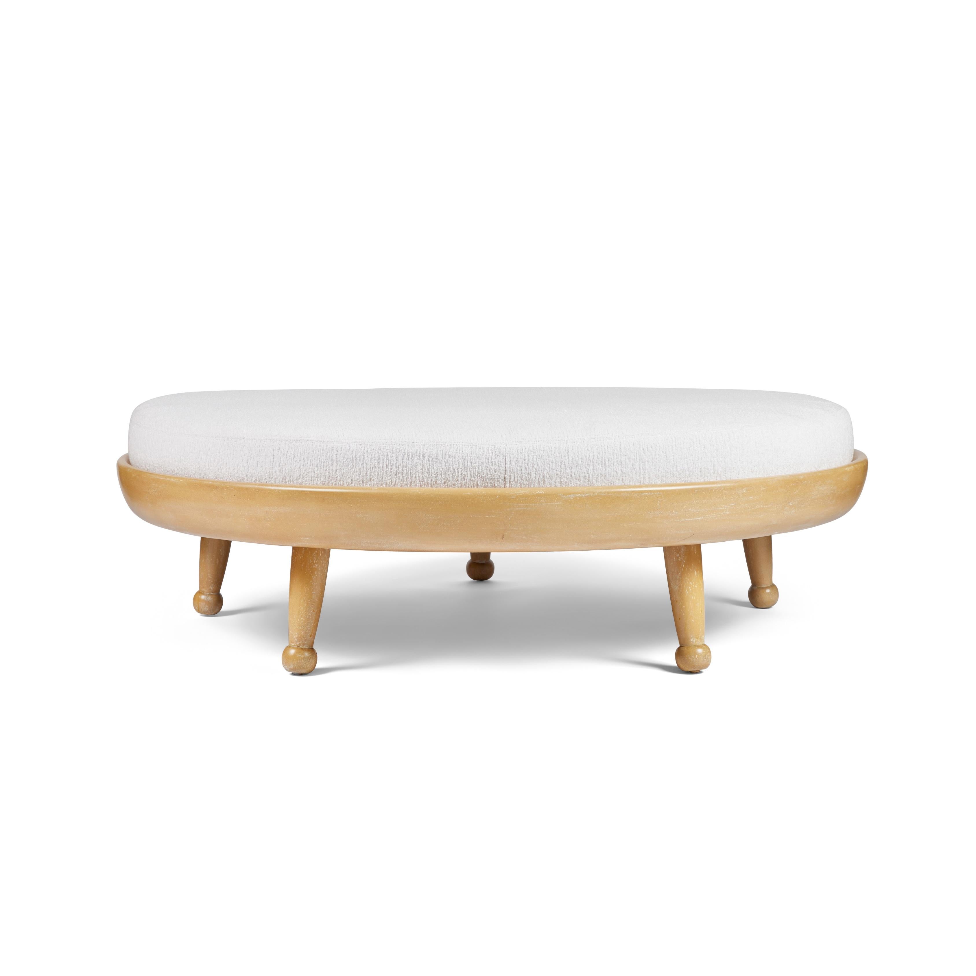 Die Indoor-Outdoor-Stücke der Hayworth Collections sollen den Geist des endlosen Sommers verkörpern. Dieser großzügige Hocker für den Innen- und Außenbereich ist so konzipiert, dass er mit den anderen Stücken unserer Hayworth Outdoor Collection'S