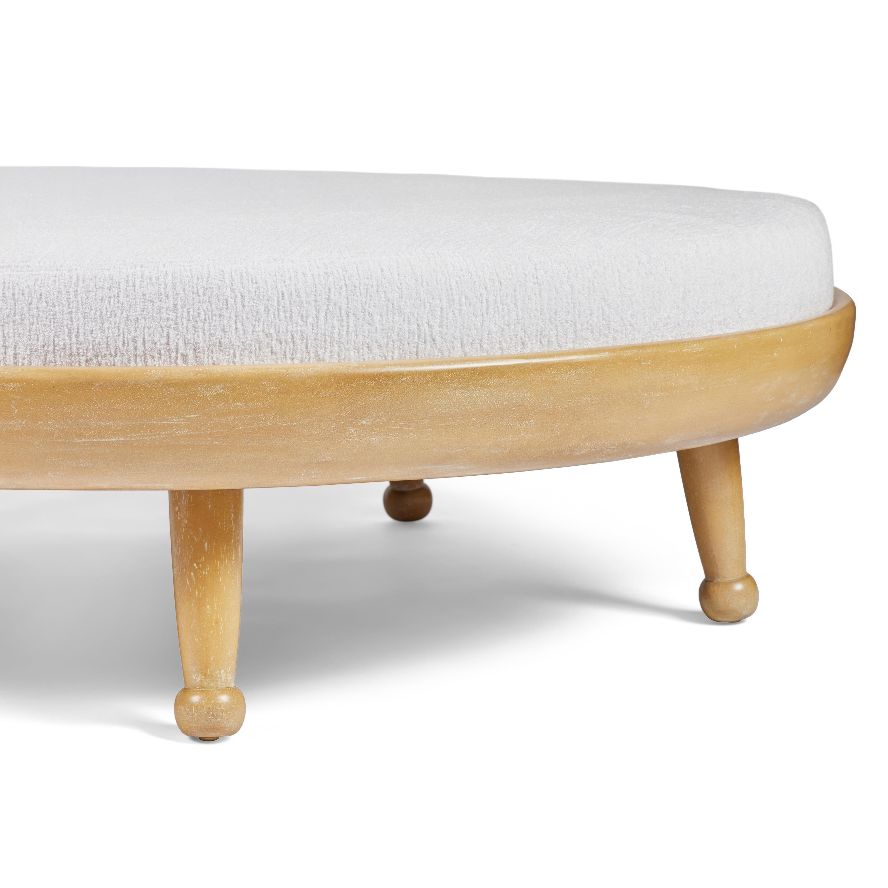 Hayworth Indoor/Outdoor Couchtisch Ottomane, in Carbon Canyon, von August Abode im Zustand „Neu“ im Angebot in Los Angeles, CA