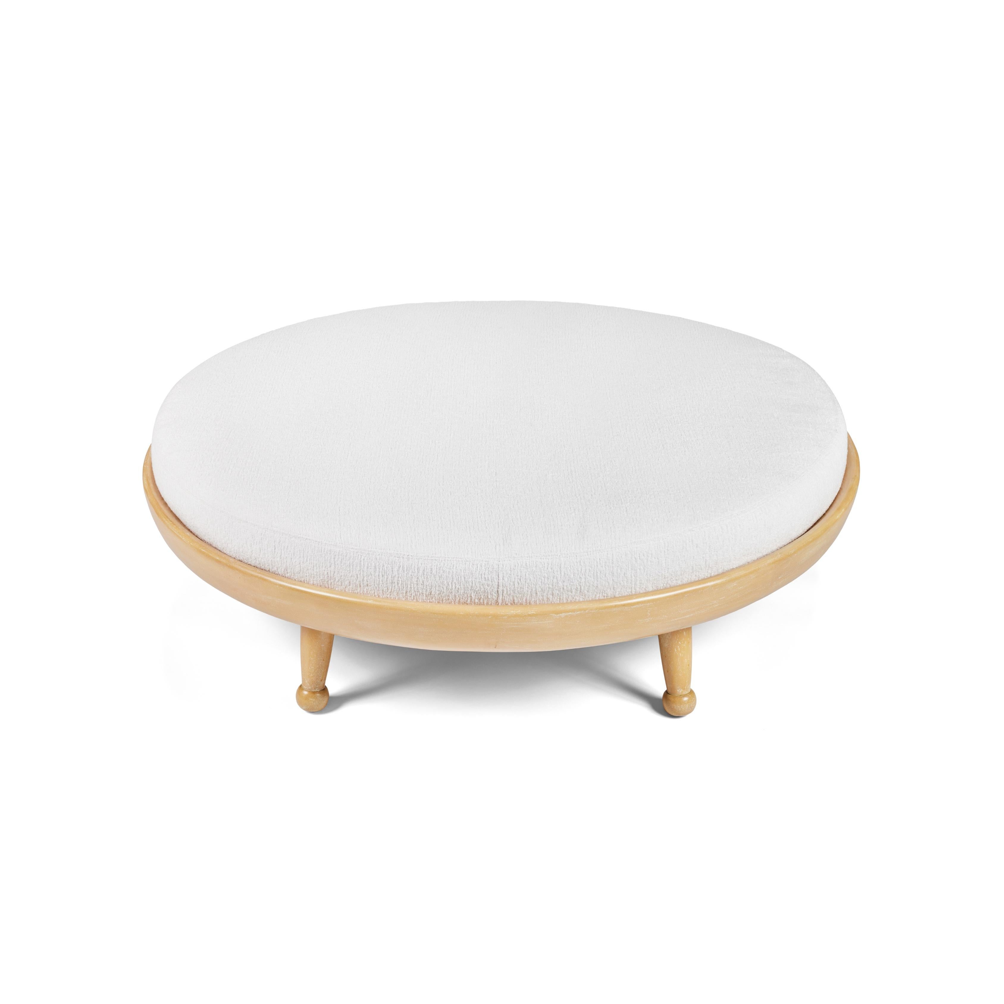 Hayworth Indoor/Outdoor Couchtisch Ottomane, in Carbon Canyon, von August Abode (21. Jahrhundert und zeitgenössisch) im Angebot