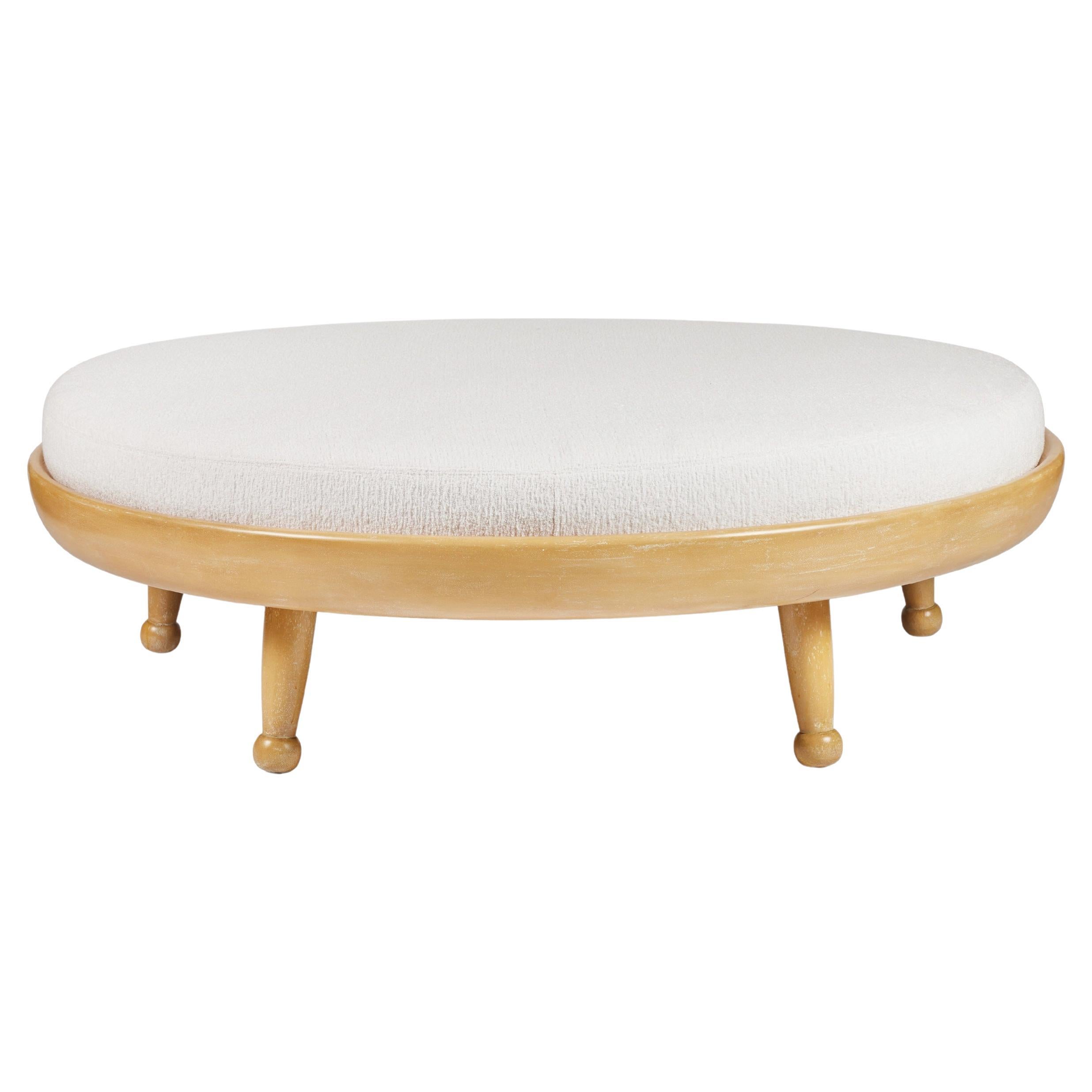 Hayworth Indoor/Outdoor Couchtisch Ottomane, in Carbon Canyon, von August Abode im Angebot