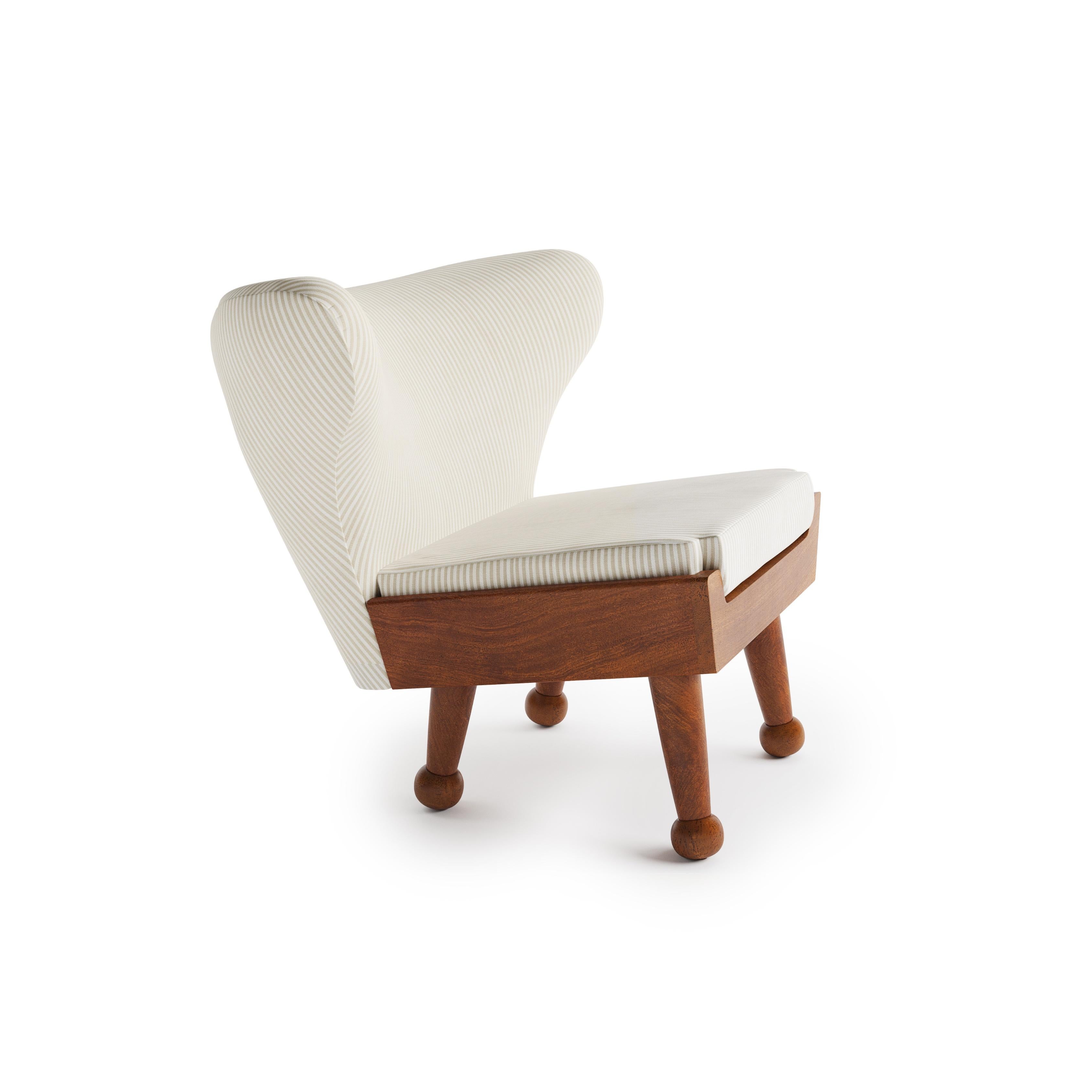 Una tumbona alada con un diseño de perfil bajo de nuestra Colección Hayworth. Fabricada en Los Ángeles, sus suaves curvas se combinan con una robusta base de madera de exterior en esta pieza de interior-exterior creada para abrazar el espíritu del