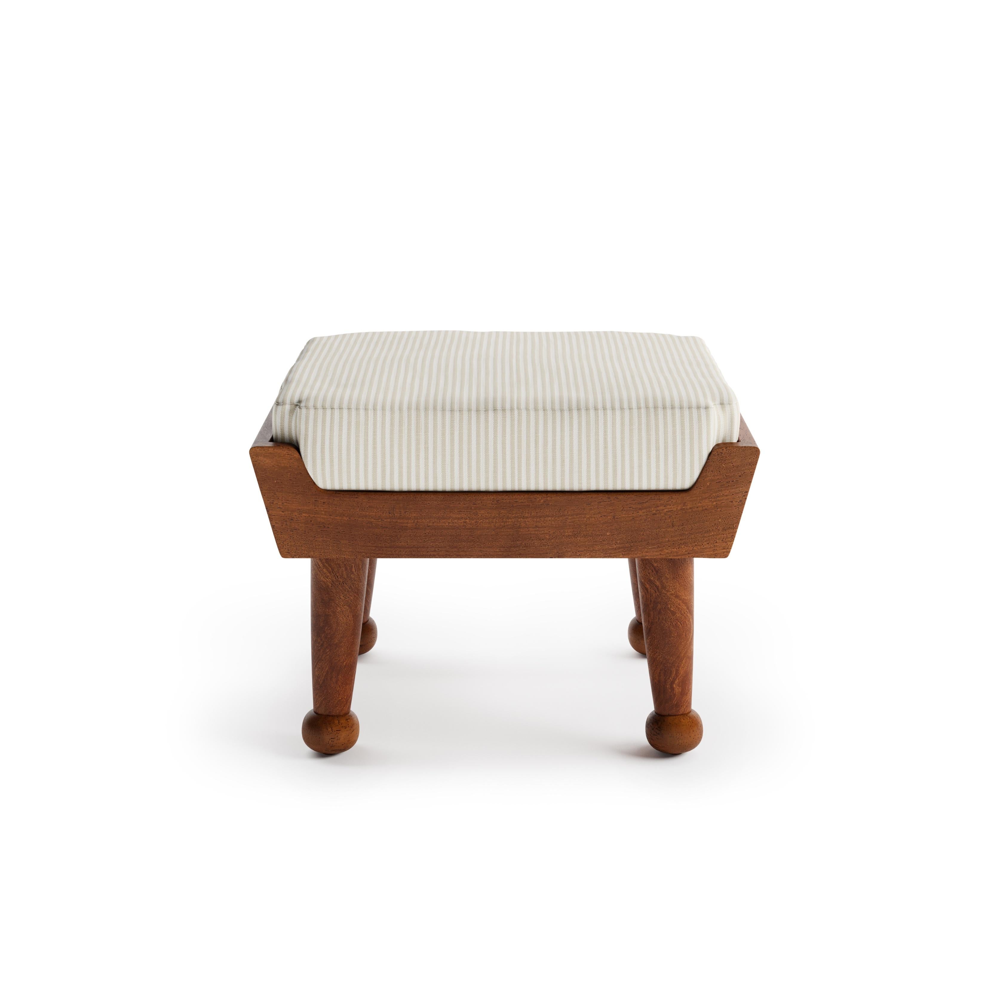 Dites bonjour à l'Ottoman Hayworth. Conçu pour être coordonné avec les autres pièces de la collection Hayworth Outdoor, ce petit pouf d'intérieur-extérieur peut servir de repose-pieds ou de siège supplémentaire. Créé pour embrasser l'esprit d'un été