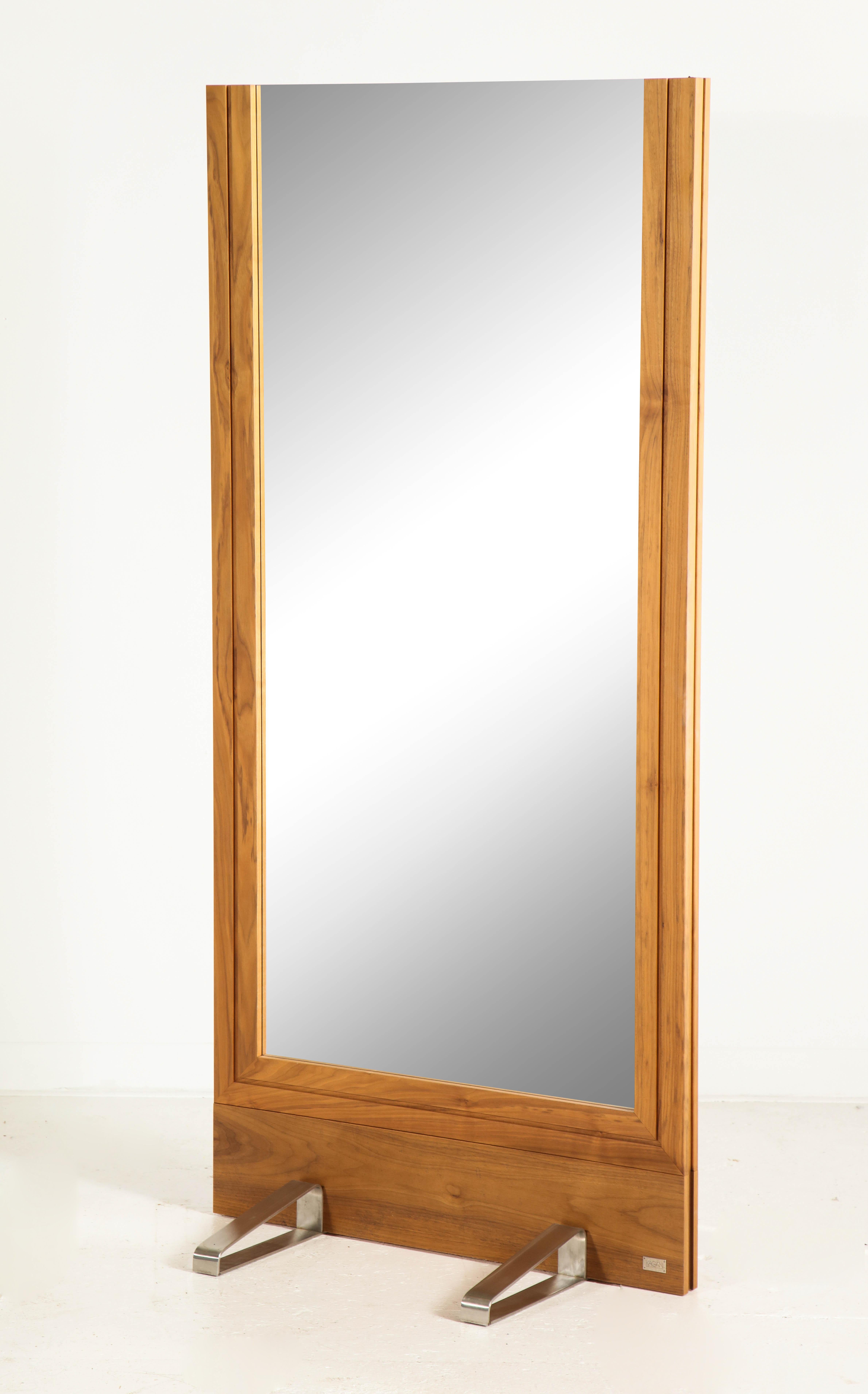 Hayworth Standing Mirror Offered by Vladimir Kagan Design Group In Good Condition For Sale In Clifton, NJ