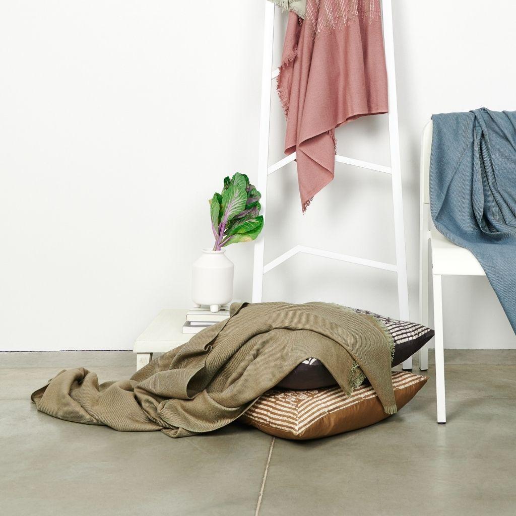 Couverture / plaid Haze Soft Green Handloom , Pure Soft Merino Classic Twill Weave en vente 3