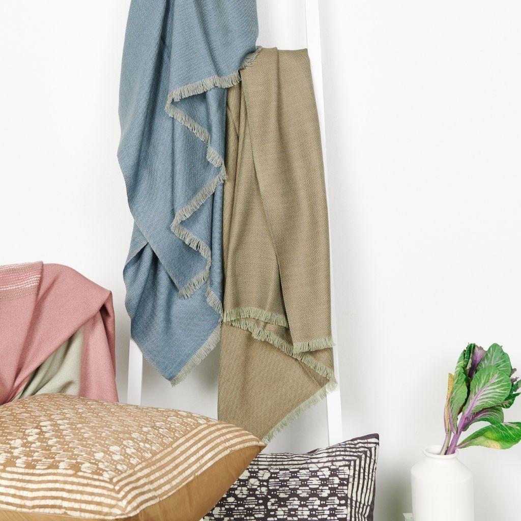 Couverture / plaid Haze Soft Green Handloom , Pure Soft Merino Classic Twill Weave en vente 5