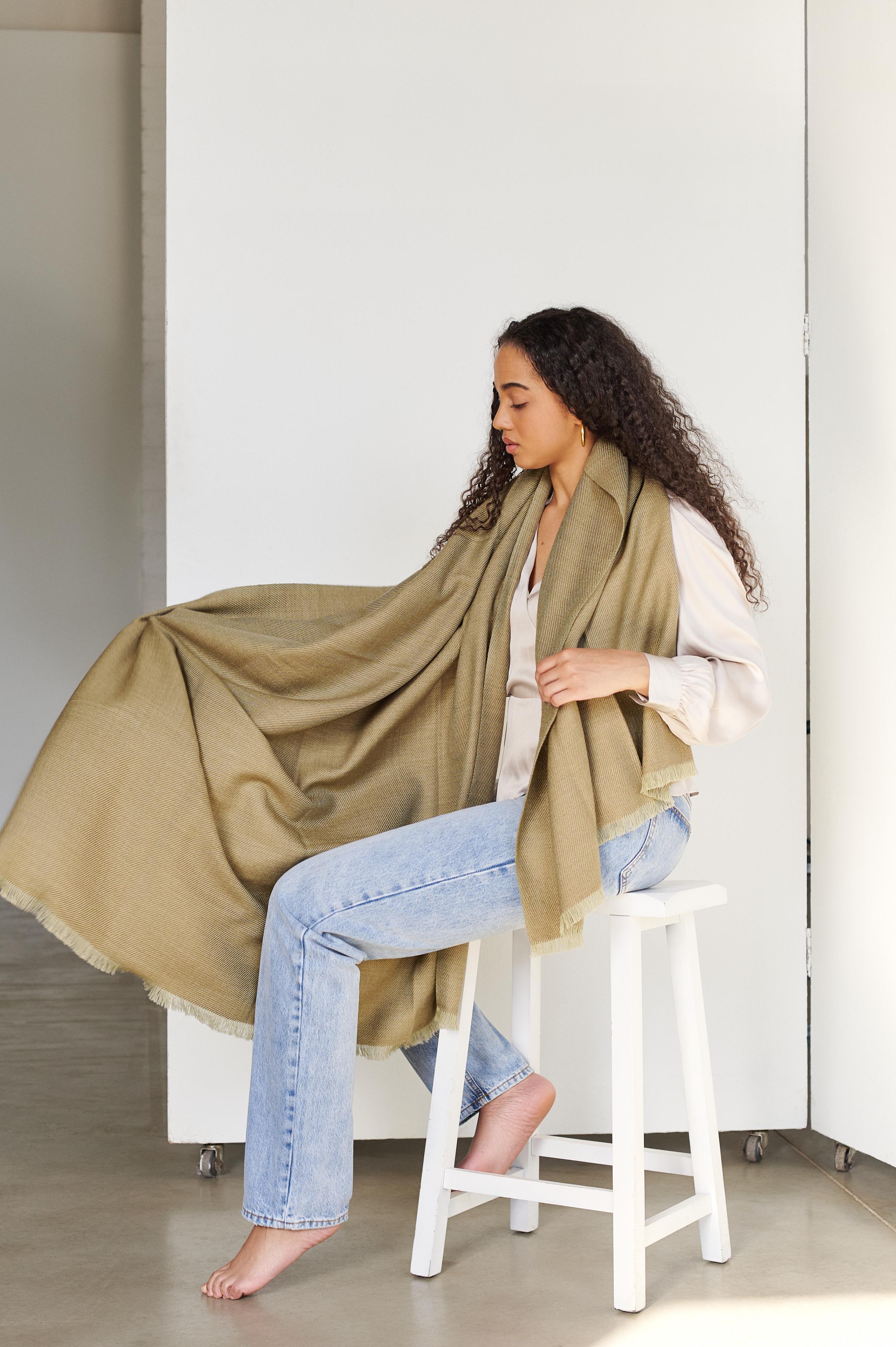 Haze Soft Green Handloom Throw / Decke , Pure Soft Merino Classic Twill Weave im Angebot 6