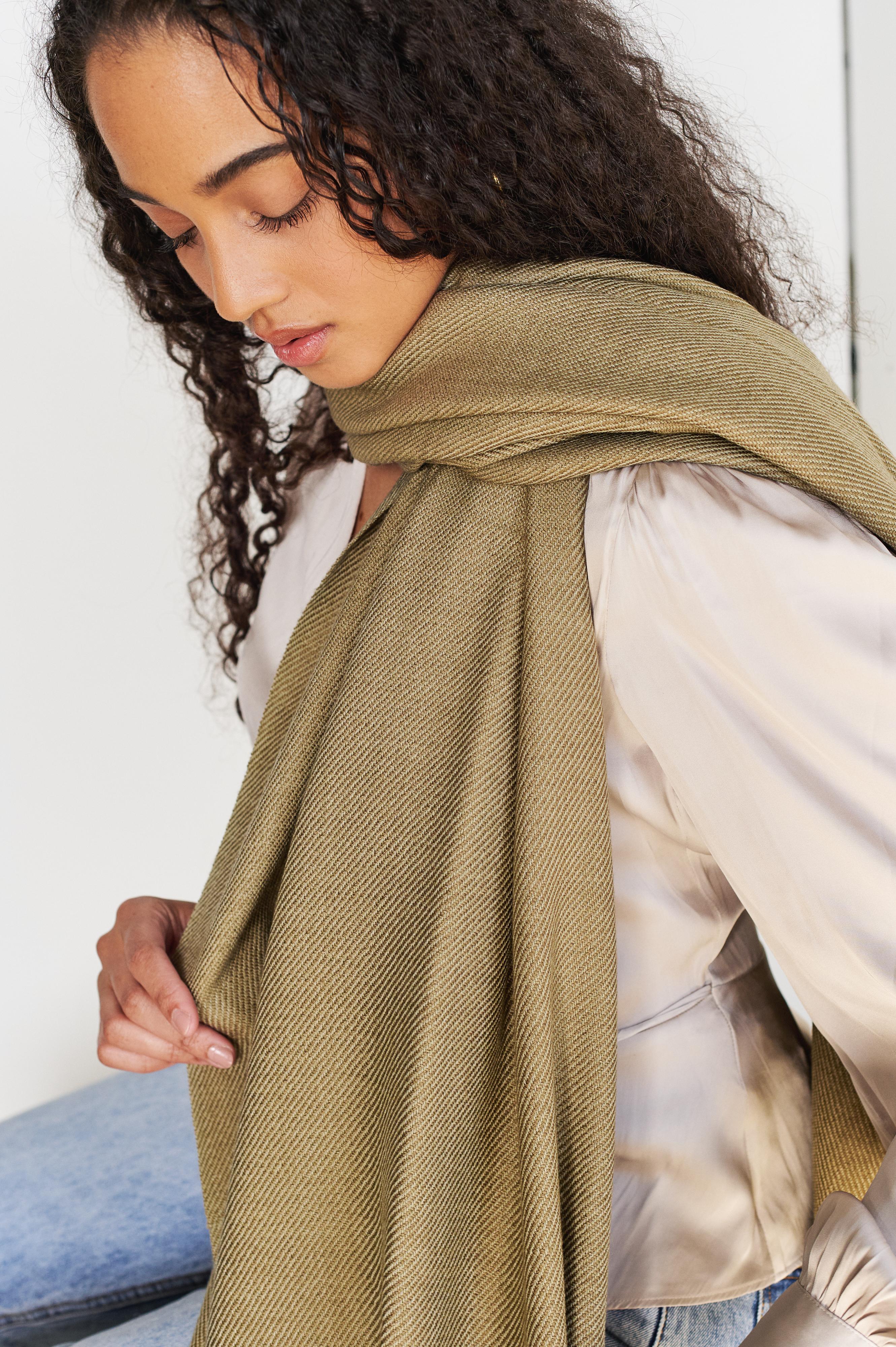 Haze Soft Green Handloom Throw / Decke , Pure Soft Merino Classic Twill Weave im Angebot 7