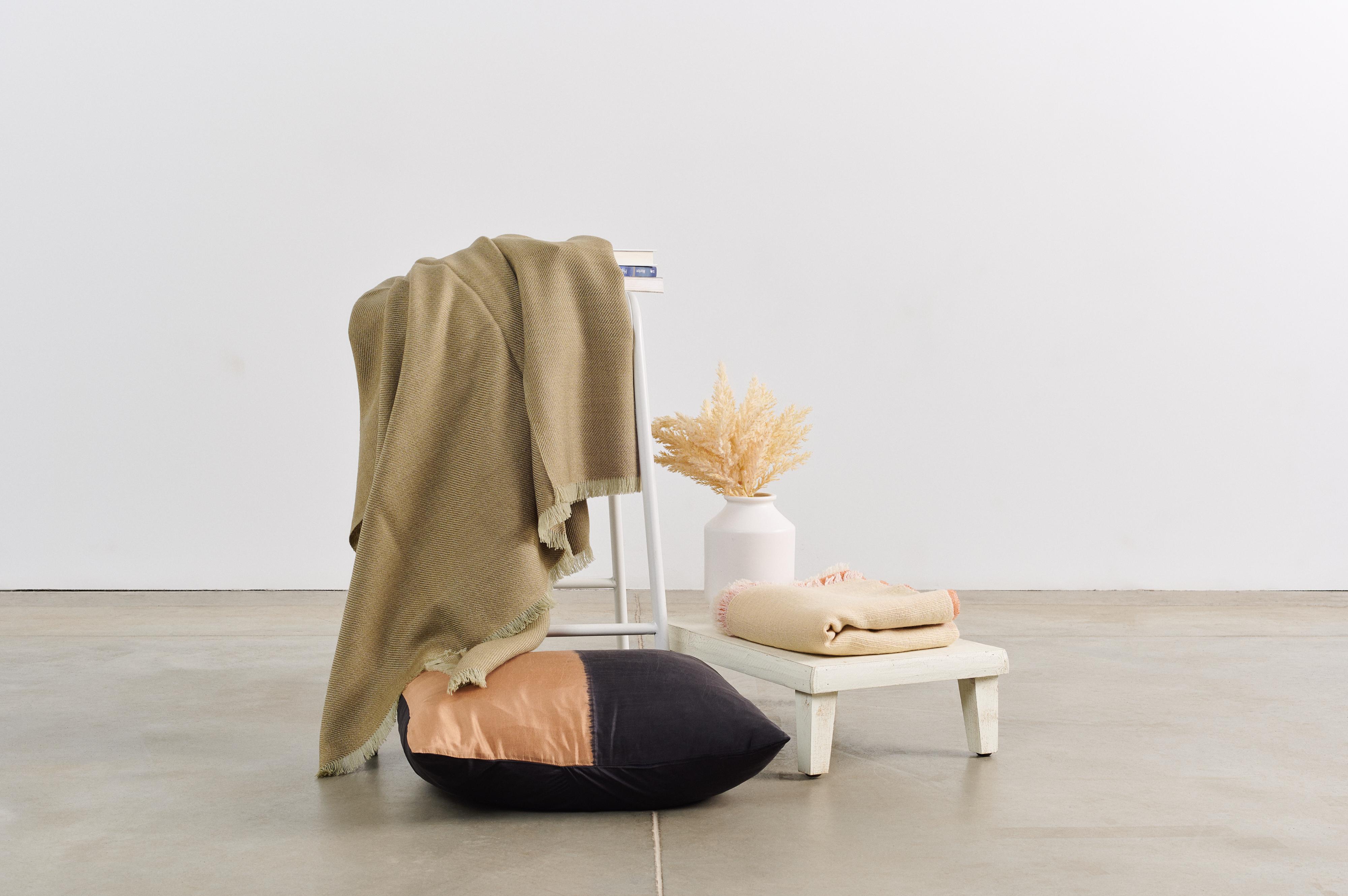 Haze Soft Green Handloom Throw / Decke , Pure Soft Merino Classic Twill Weave im Angebot 8