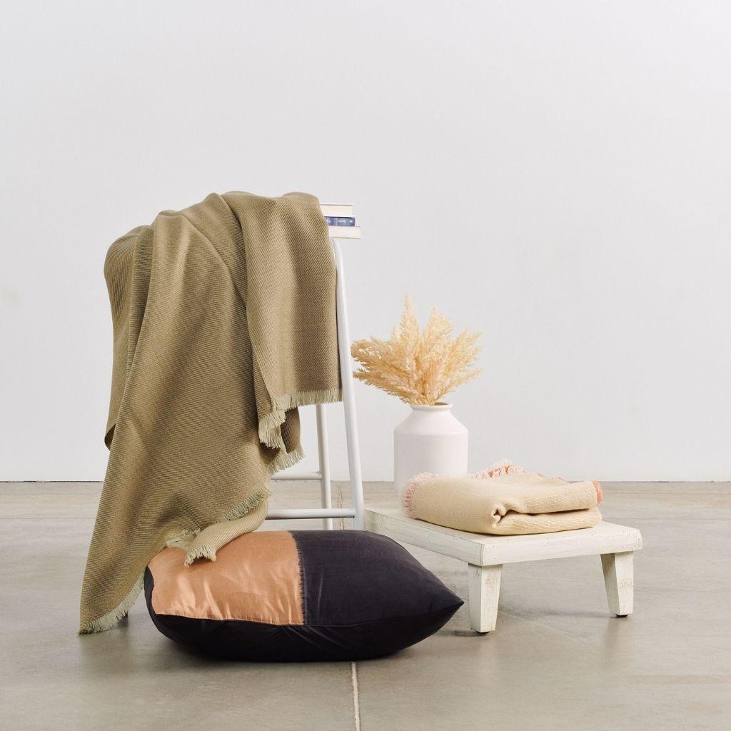 Haze Soft Green Handloom Throw / Decke , Pure Soft Merino Classic Twill Weave im Angebot 10