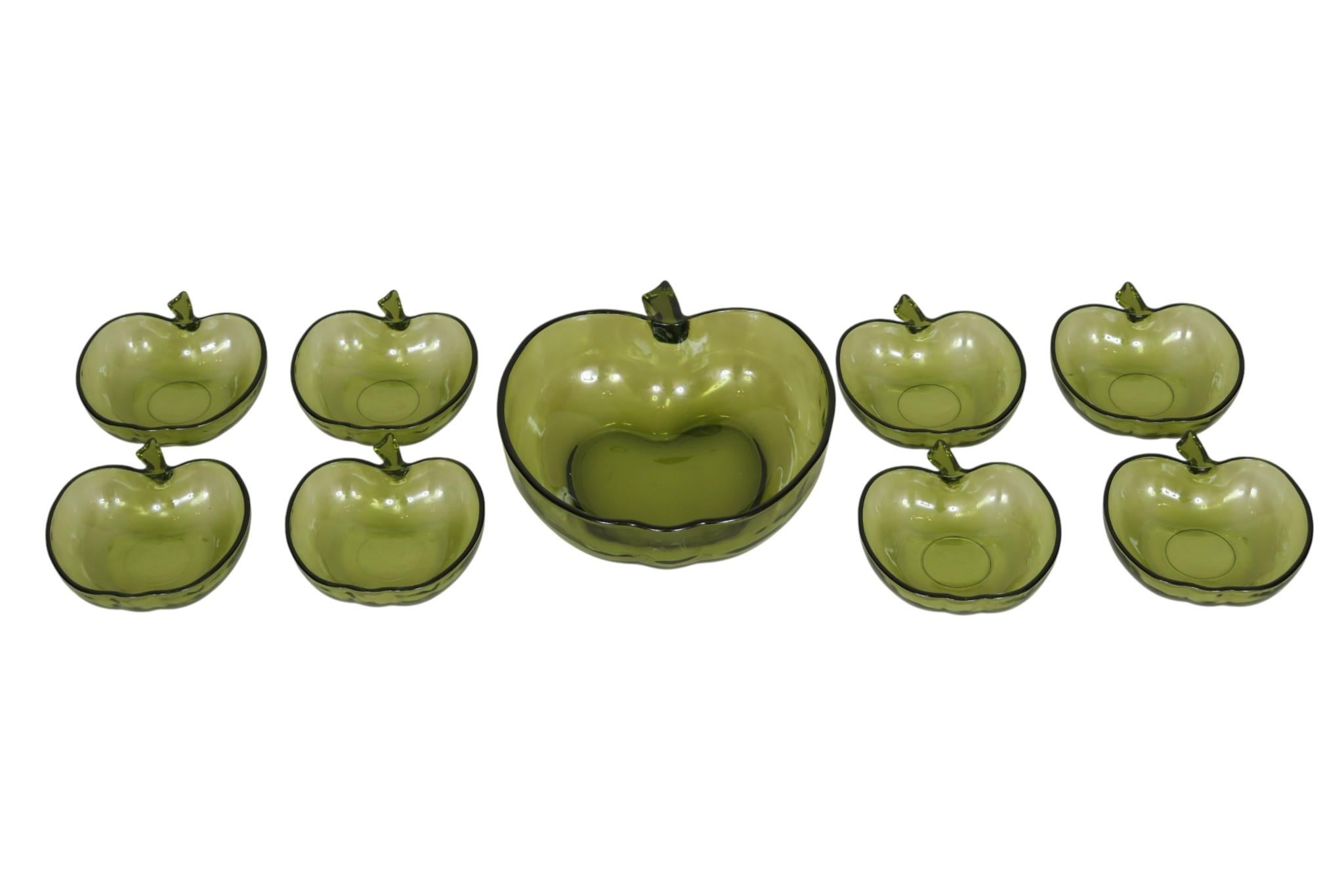 Ein Satz von neun grünen Glasschalen aus den 1960er Jahren von Hazel-Atlas Glass. Acht kleine Schalen und eine große Schale sind in Form von Äpfeln geformt. Große Schale misst 10,25 