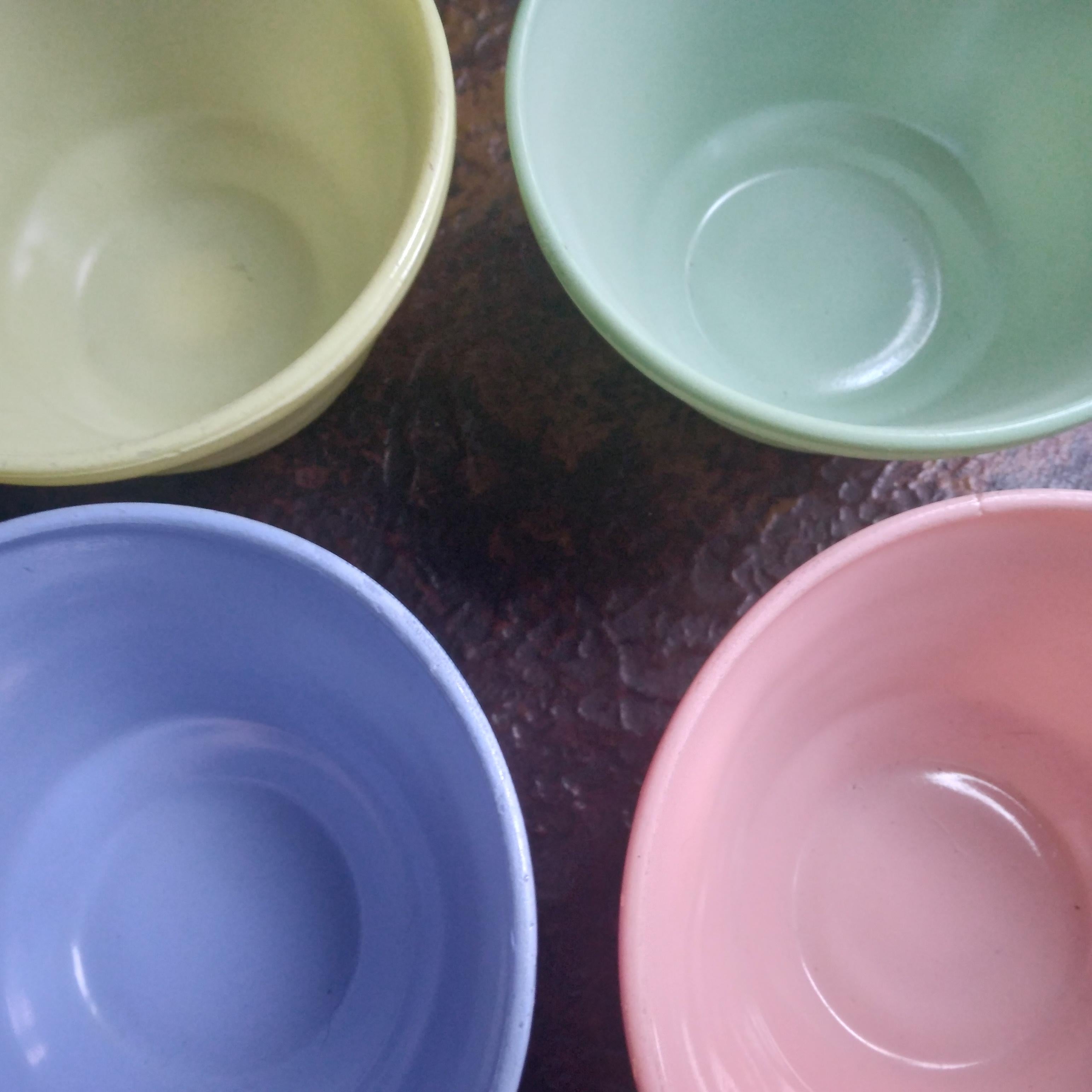 Dieses Set aus vier Teetassen im Vintage-Stil ist bereit, Pastellfarben in Ihr Zuhause zu bringen. Wir lieben die ikonischen Farben: Rosa, Grün, Gelb und Blau in hellen, aber gesättigten Tönen. Hazel-Atlas Platonit ist weißes Glas mit eingebrannten