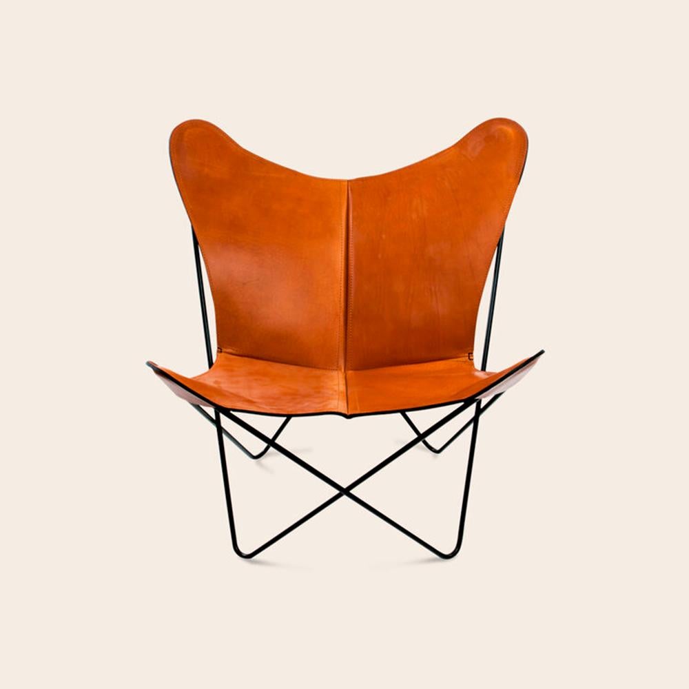Hazelnut and black trifolium chair by Ox Denmarq
Dimensions: D 69 x W 78 x H 86 cm
Materials: leather, textile, stainless steel
Also available: different leather colors and other frame color available.

Ox Denmarq is a Danish design brand