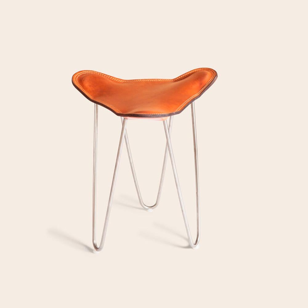 Hazelnut and steel Trifolium stool by OxDenmarq
Dimensions: D 40 x W 40 x H 45 cm
Materials: Leather, Steel
also available: Different colors and other frame color available

OX DENMARQ is a Danish design brand aspiring to make beautiful