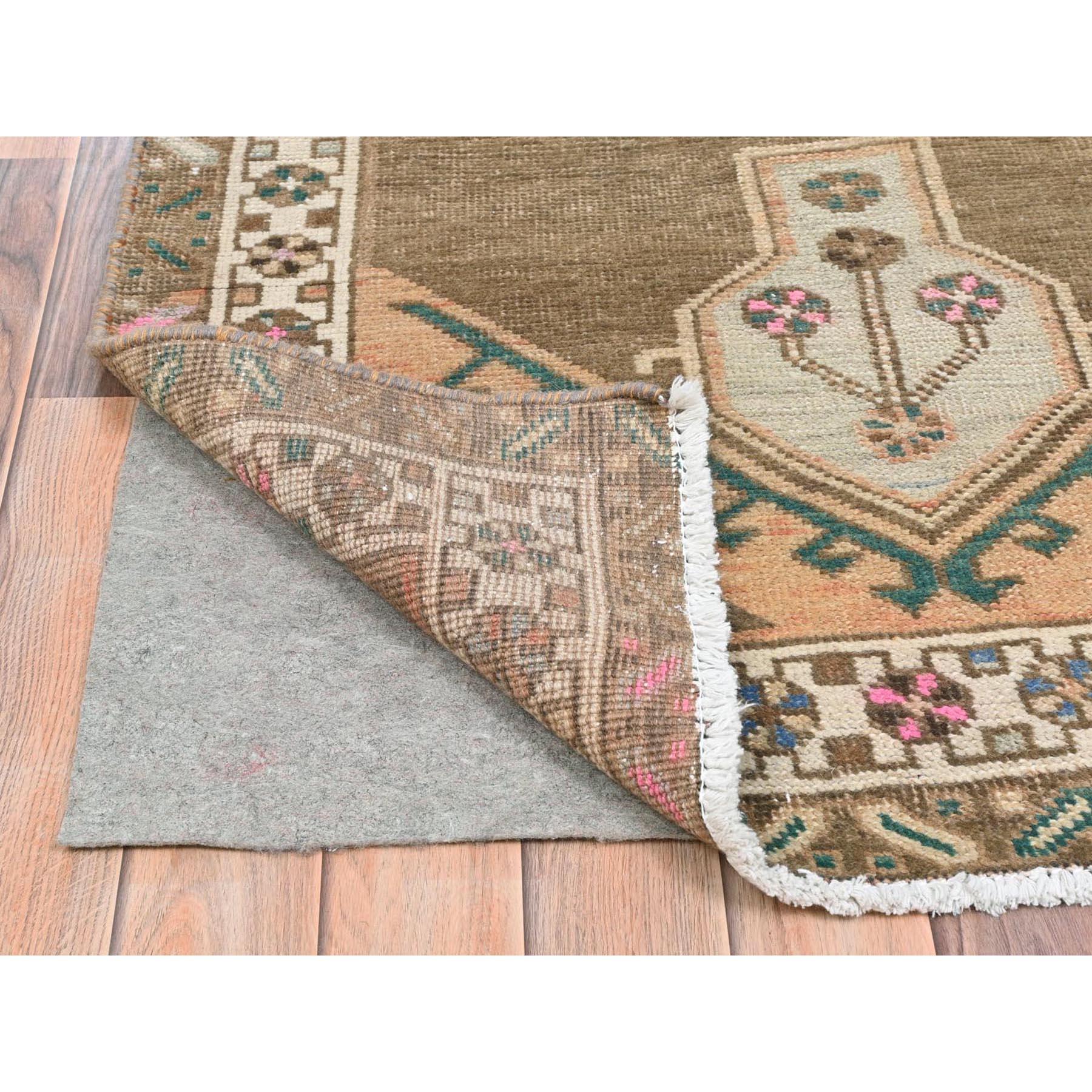 Hazelnut Brauner Vintage Northwest Persian Distressed Handgeknüpfter Teppich aus reiner Wolle (Mittelalterlich) im Angebot