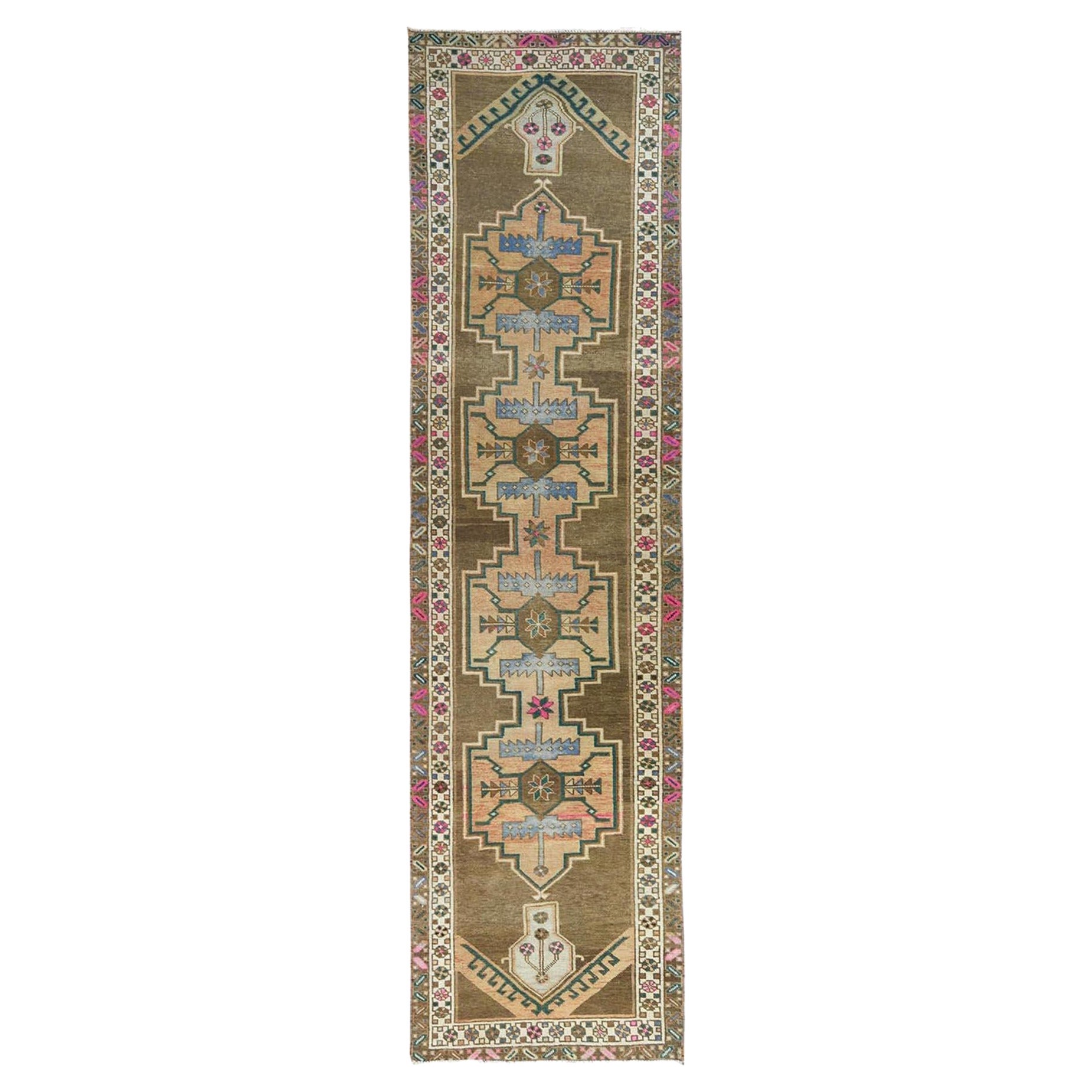 Hazelnut Brauner Vintage Northwest Persian Distressed Handgeknüpfter Teppich aus reiner Wolle im Angebot