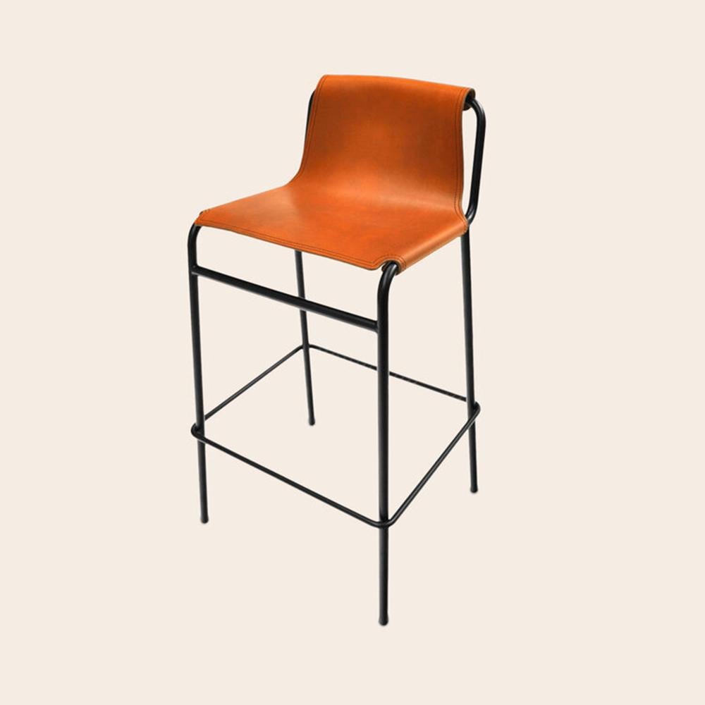 Hazelnut september bar stool by Ox Denmarq
Dimensions: D 38 x W 42 x H 93 cm
Materials: leather, black powder coated steel
Also available: different colors available.

Ox Denmarq is a Danish design brand aspiring to make beautiful handmade