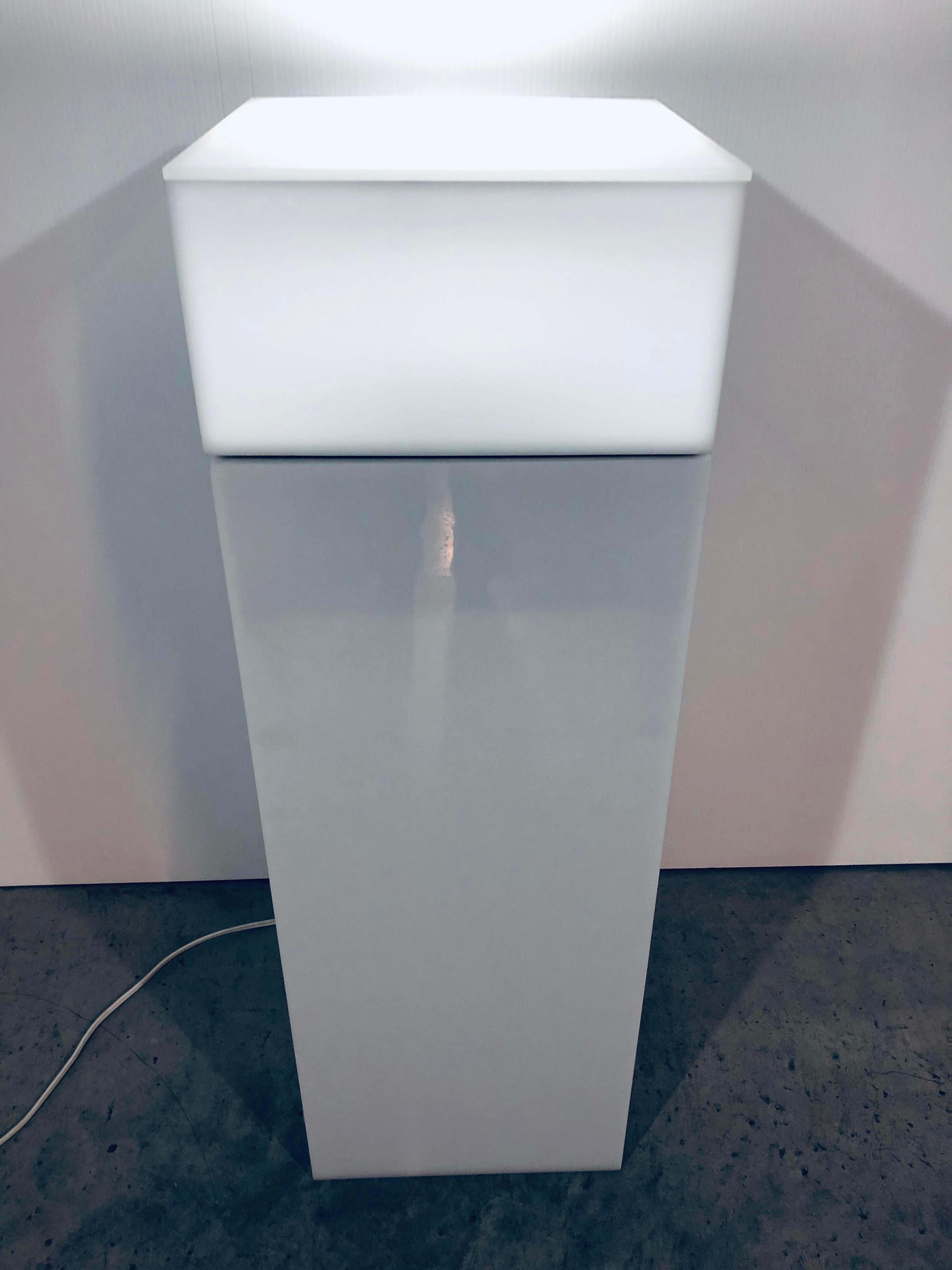 Haziza Illuminated and Motorized Rotating White Lucite Pedestal Table In Good Condition For Sale In Miami, FL