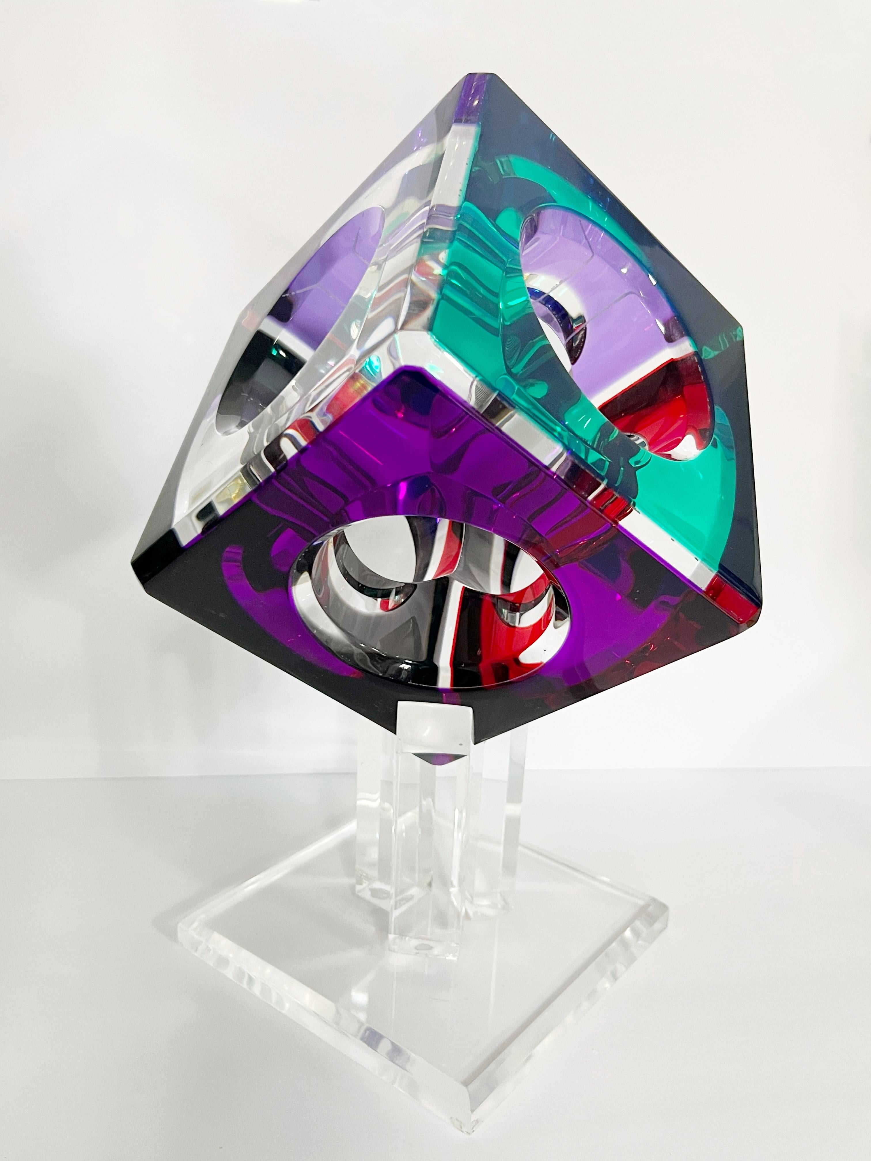 Una grande e precoce scultura in lucite di Haziza. Il cubo colorato poggia su una base di lucite trasparente. Firmato e datato. 
