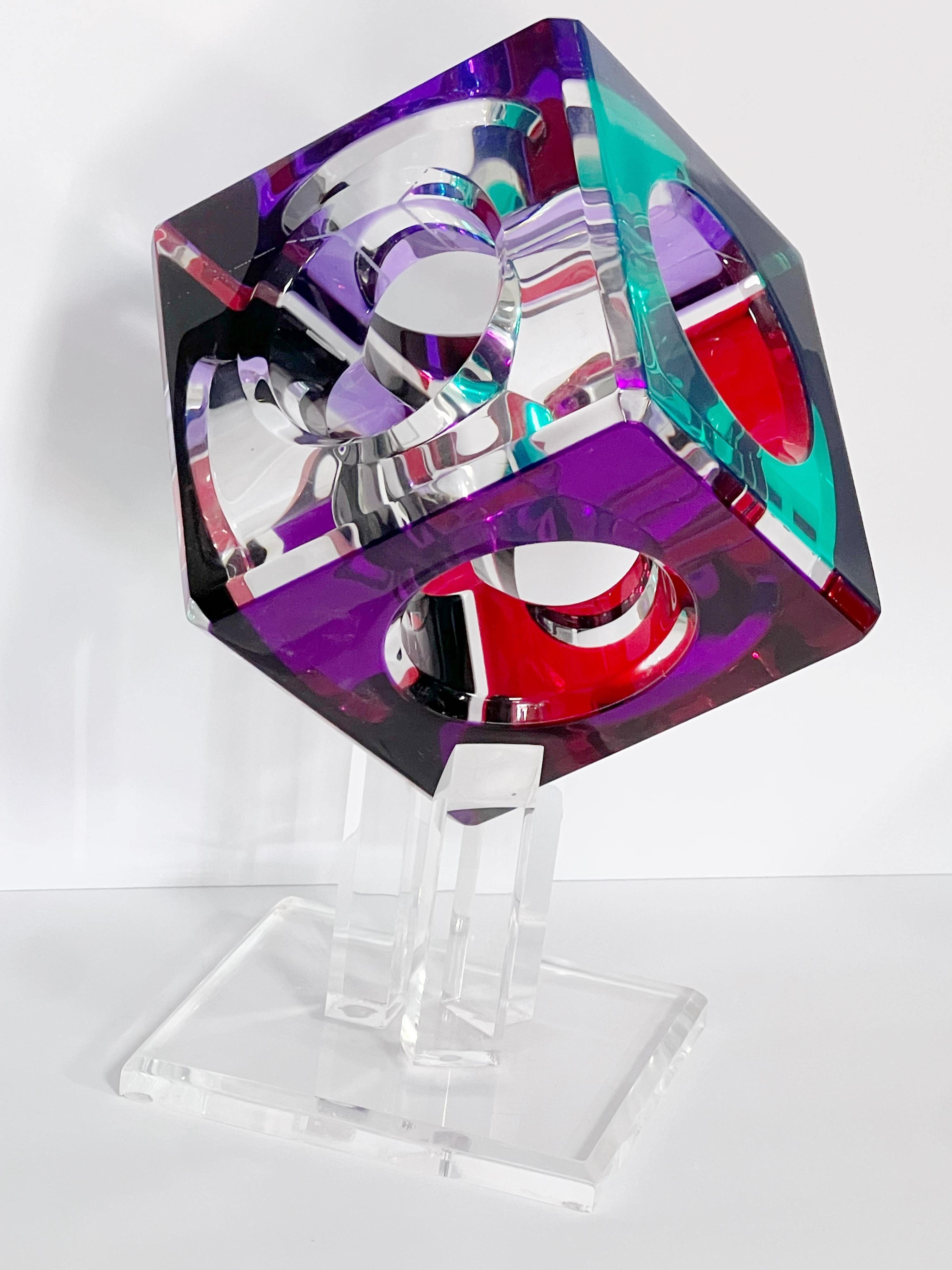Lucite Scultura moderna a cubo grande in lucite di Haziza 1994 in vendita