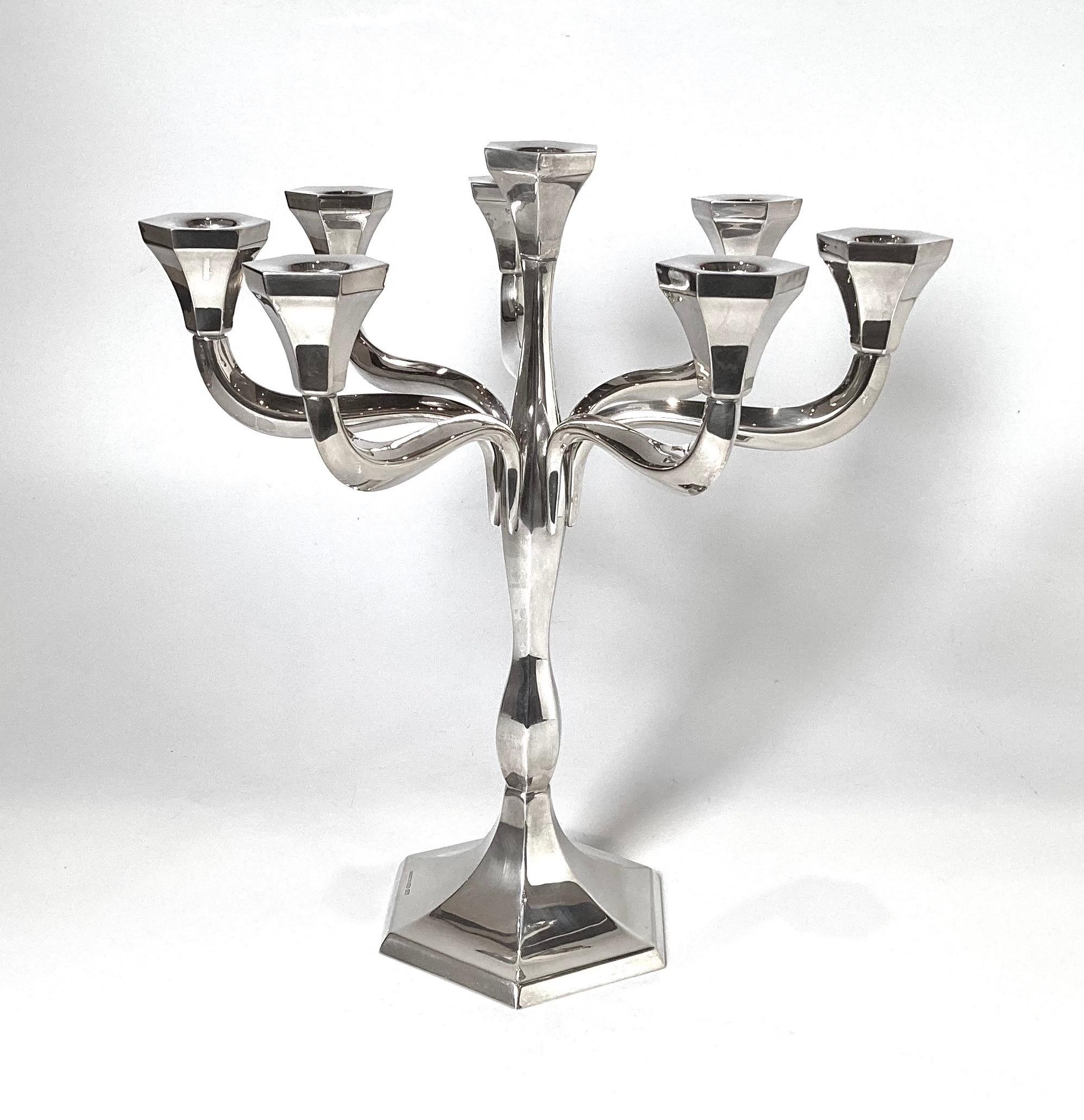 Ein Sterling Silber Modern Judaica 8 Licht Kandelaber. Hergestellt von Hazorfim, Ende des 20. Jahrhunderts. Signiert am Sockelrand.