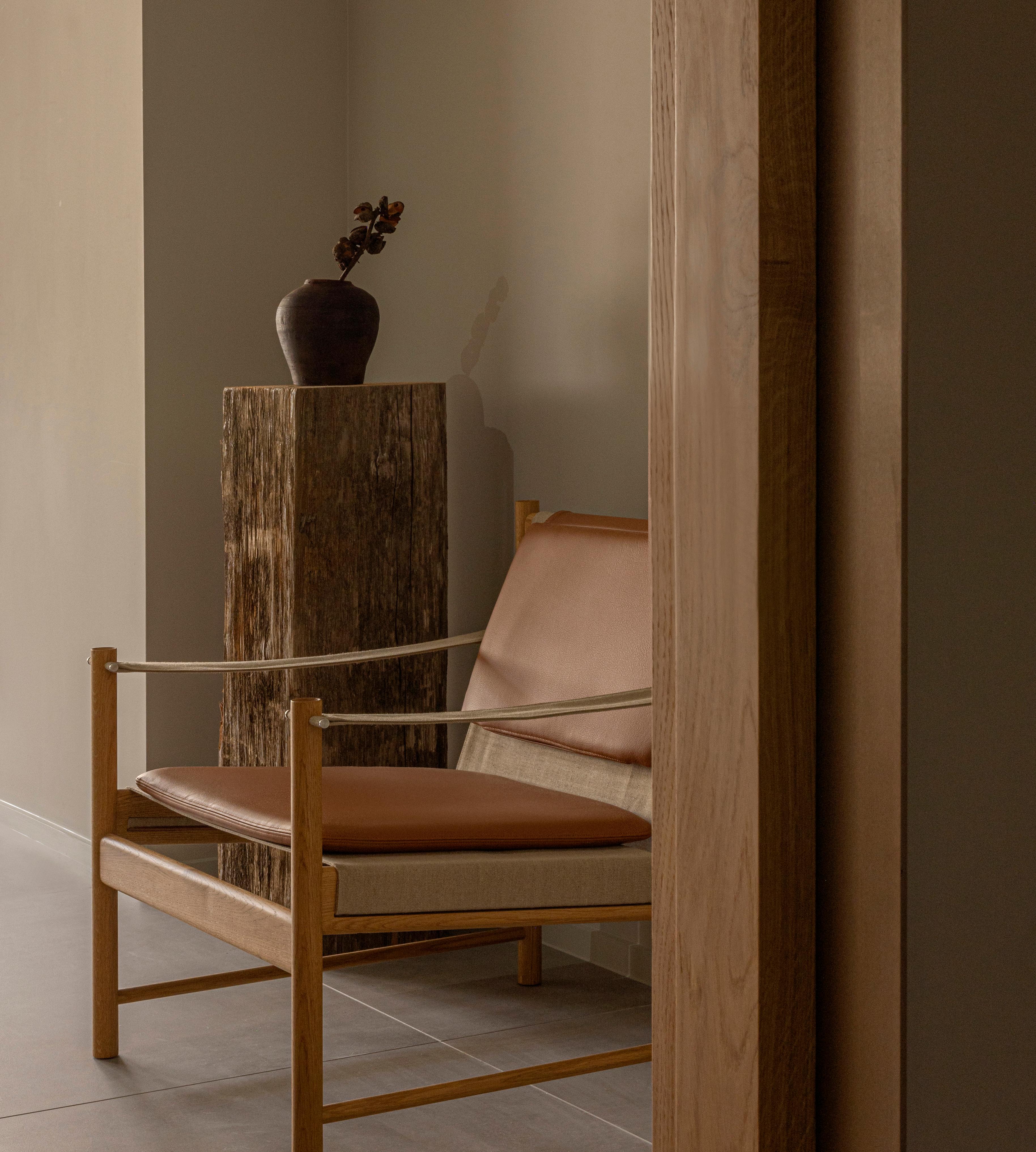 Der HB Lounge Chair verkörpert eine harmonische Mischung aus dänischem Modernismus und zeitloser Handwerkskunst. Der Stuhl ist von Bøllings ikonischem Tabletttisch inspiriert und zeichnet sich durch ein minimalistisches Design mit eleganten Kurven