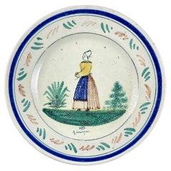 HB Grande Maison Quimper Donna bretone in abito giallo, blu e marrone - circa 1910