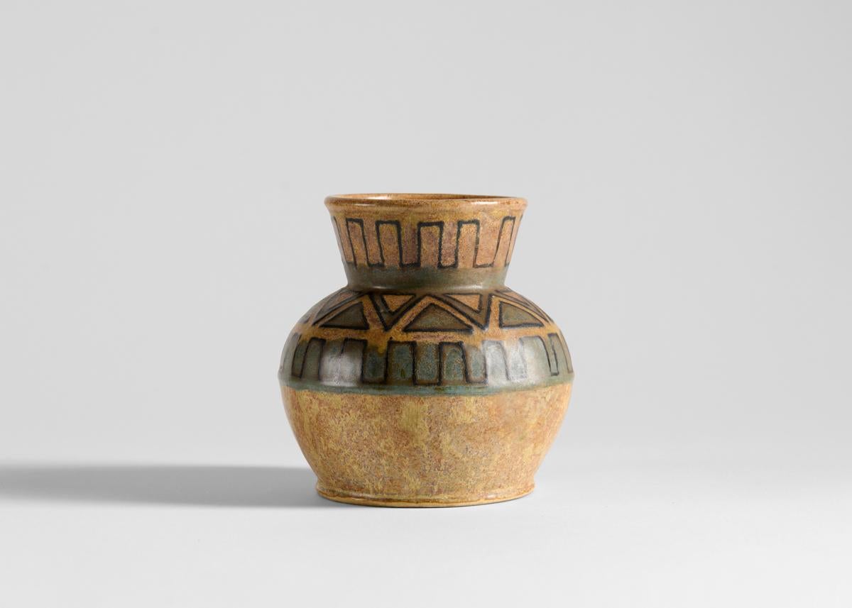 Piccolo e con una bocca larga, questo vaso Art Déco è smaltato in tonalità terrose con bande di motivi geometrici che circondano la spalla e il collo.

Firmato: HB Quimper Odetta
