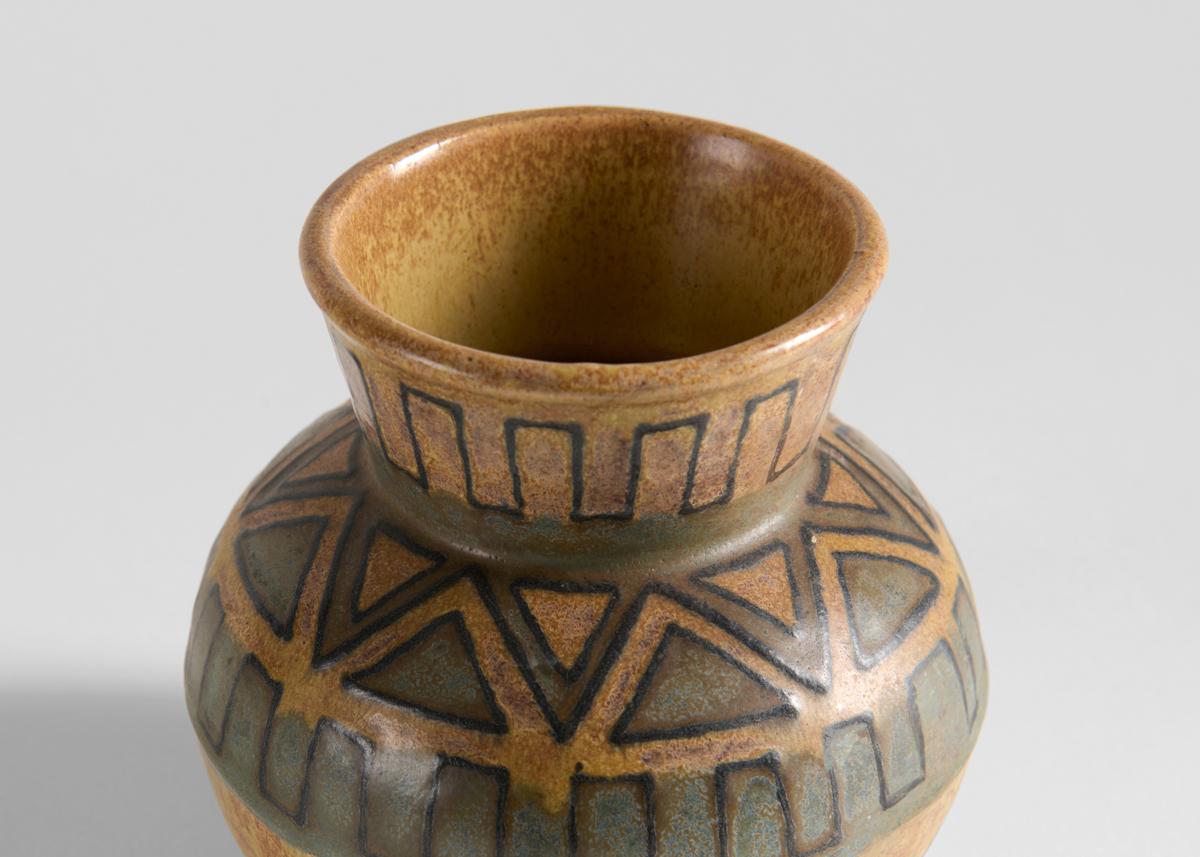 Mid-Century moderno HB Quimper Odetta, Vaso con motivo geometrico, Francia, Circa 1920 in vendita