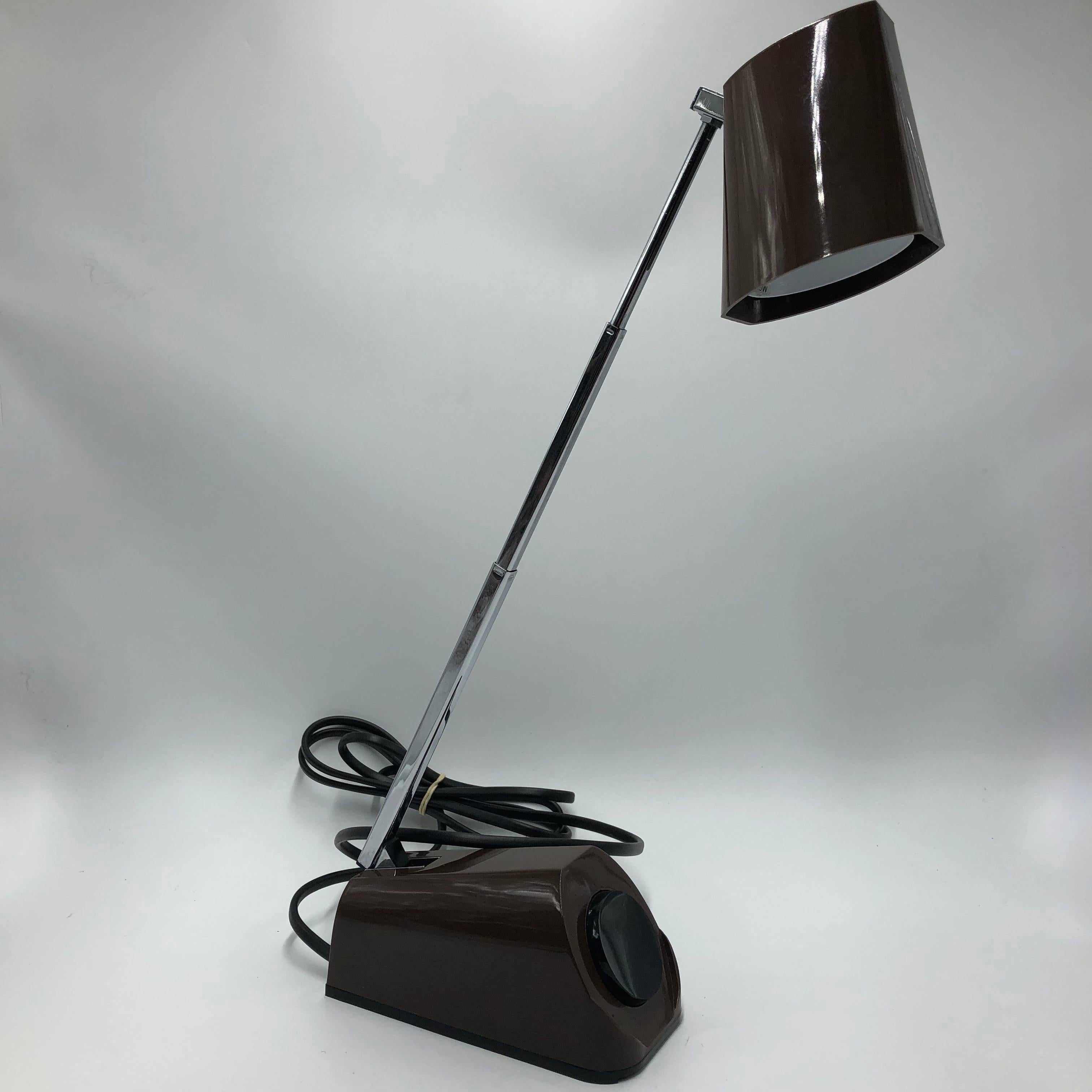 HBH MINI table lamp or desk light by H. Bødtcher-Hansen. Design Panton Fog & Mørup.
This table/wall lamp is made up by a base with a large black on/off button, a chrome telescopic extending arm and adjustable head. As a bonus feature – the light