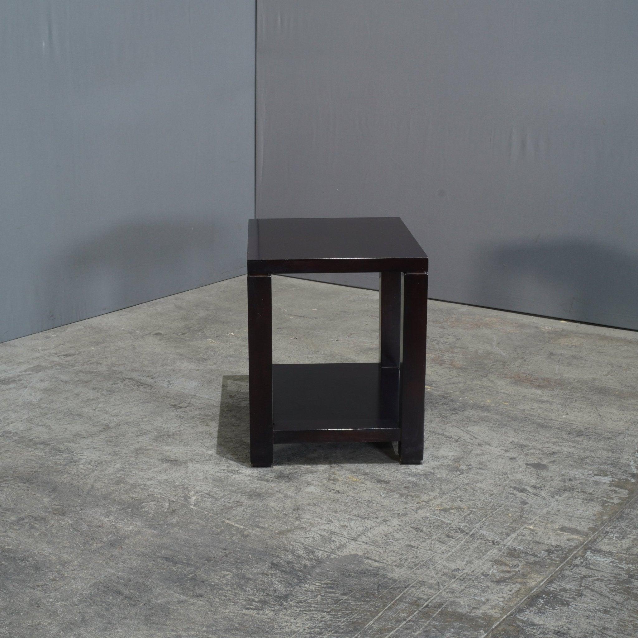 Il tavolino in legno HC Black, realizzato nel 2010, unisce design moderno e praticità. L'elegante struttura in metallo offre un pezzo elegante e resistente. Perfetto per gli ambienti contemporanei. 

*Si prega di notare che gli articoli mostrati