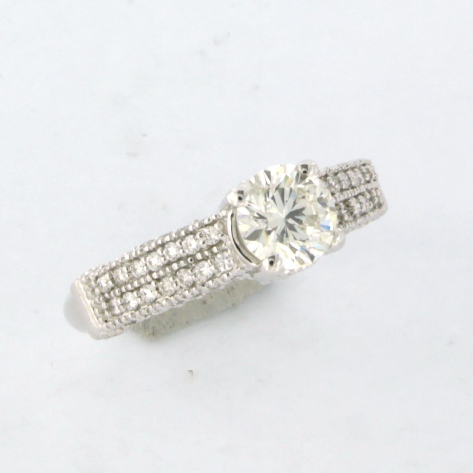 HRD Diamond rap. - 14k white gold ring set with a central brilliant cut diamond 0.81ct - I - P1 - (according to HRD report) and smaller brilliant cut diamonds up to 0.52ct - F/G - VS/SI - ring size US 6 - EU 16.5(52)

detailed description:

the top