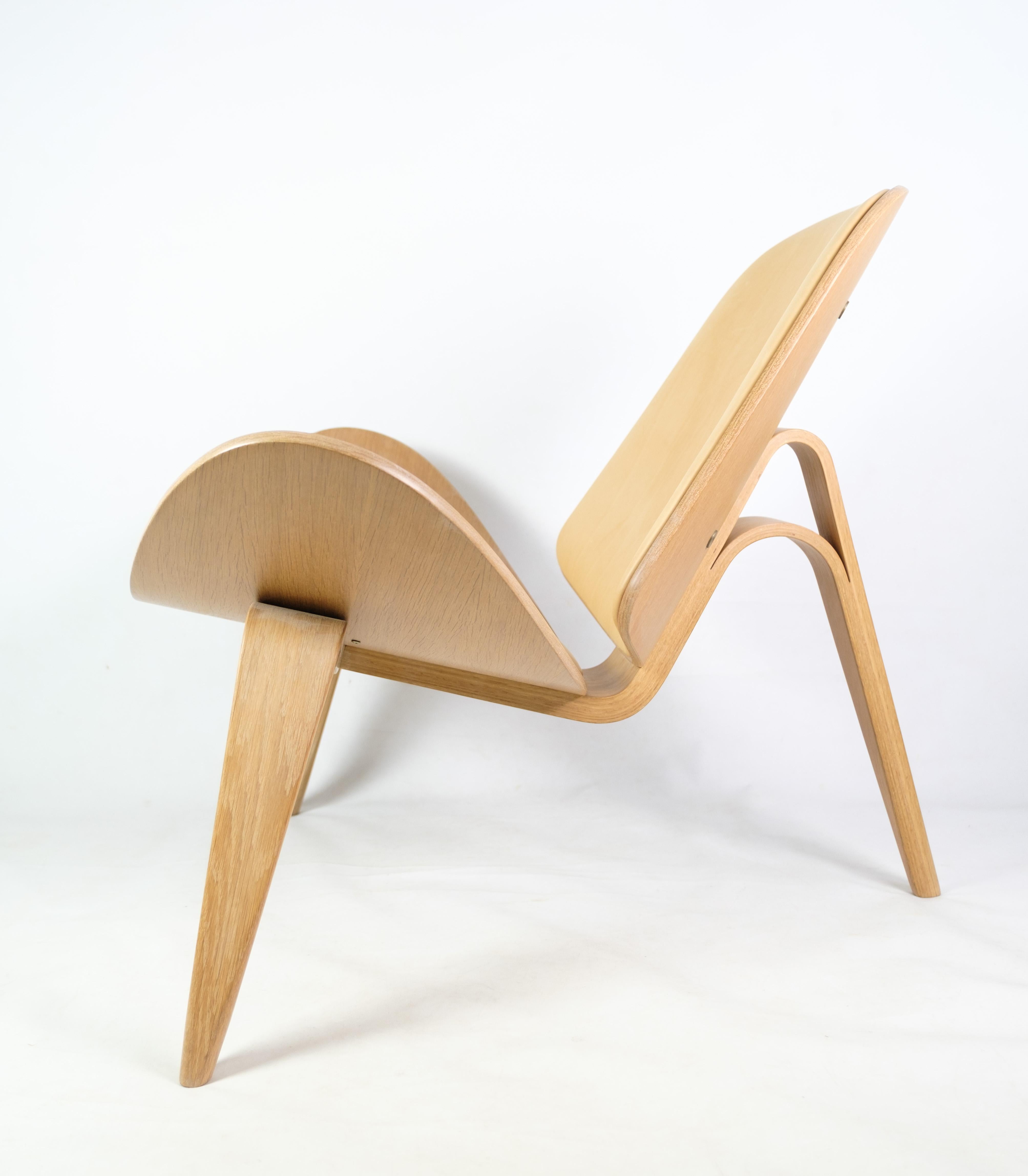 The shell chair model CH07, designed by Hans J. Wegner, made of oak with light natural leather with patina by Carl Hansen & Søn with original labels.
H: 74 W: 91 D: 50 SH: 36