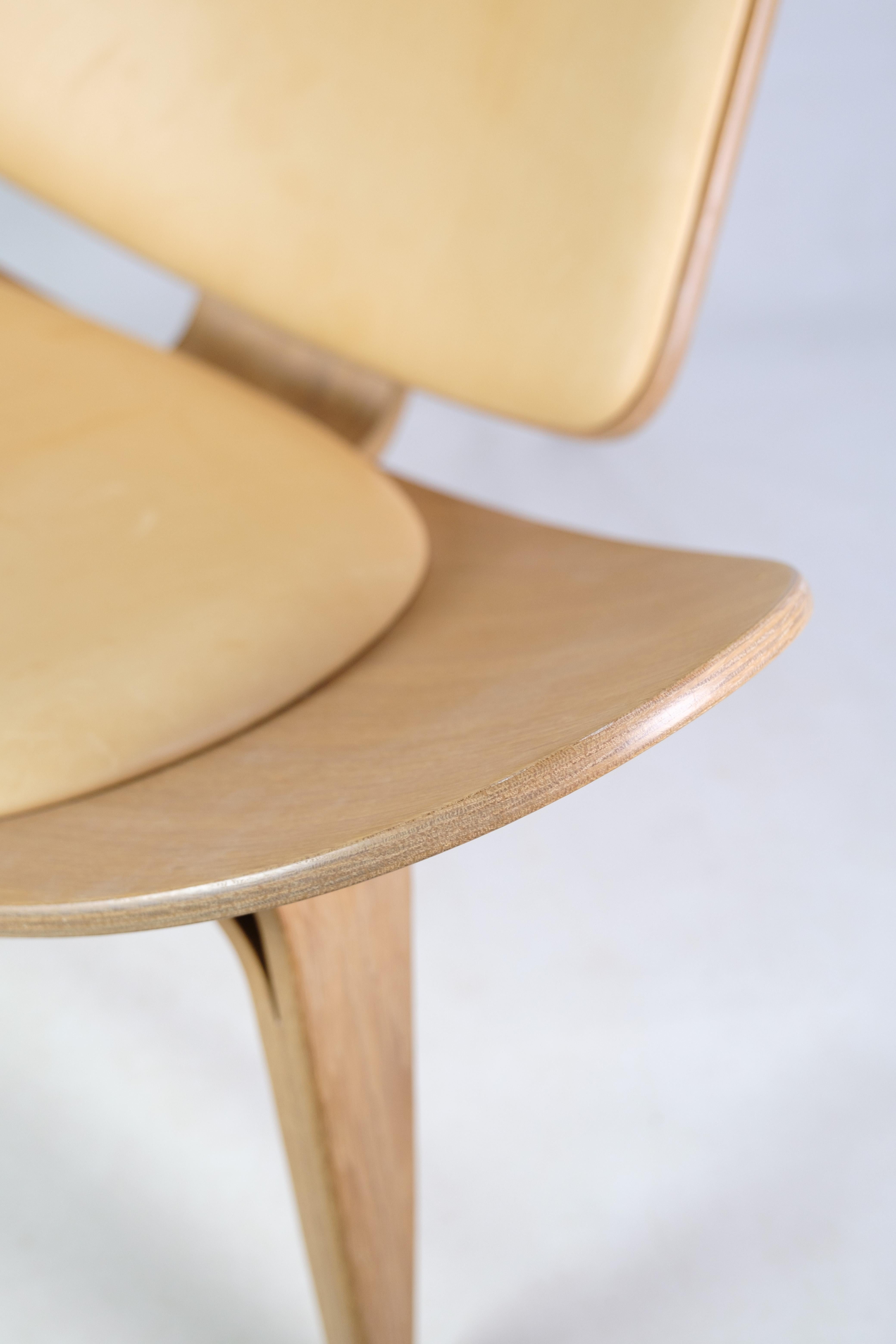 he shell chair model CH07, designed by Hans J. Wegner, made of oak from 2007 In Good Condition In Lejre, DK