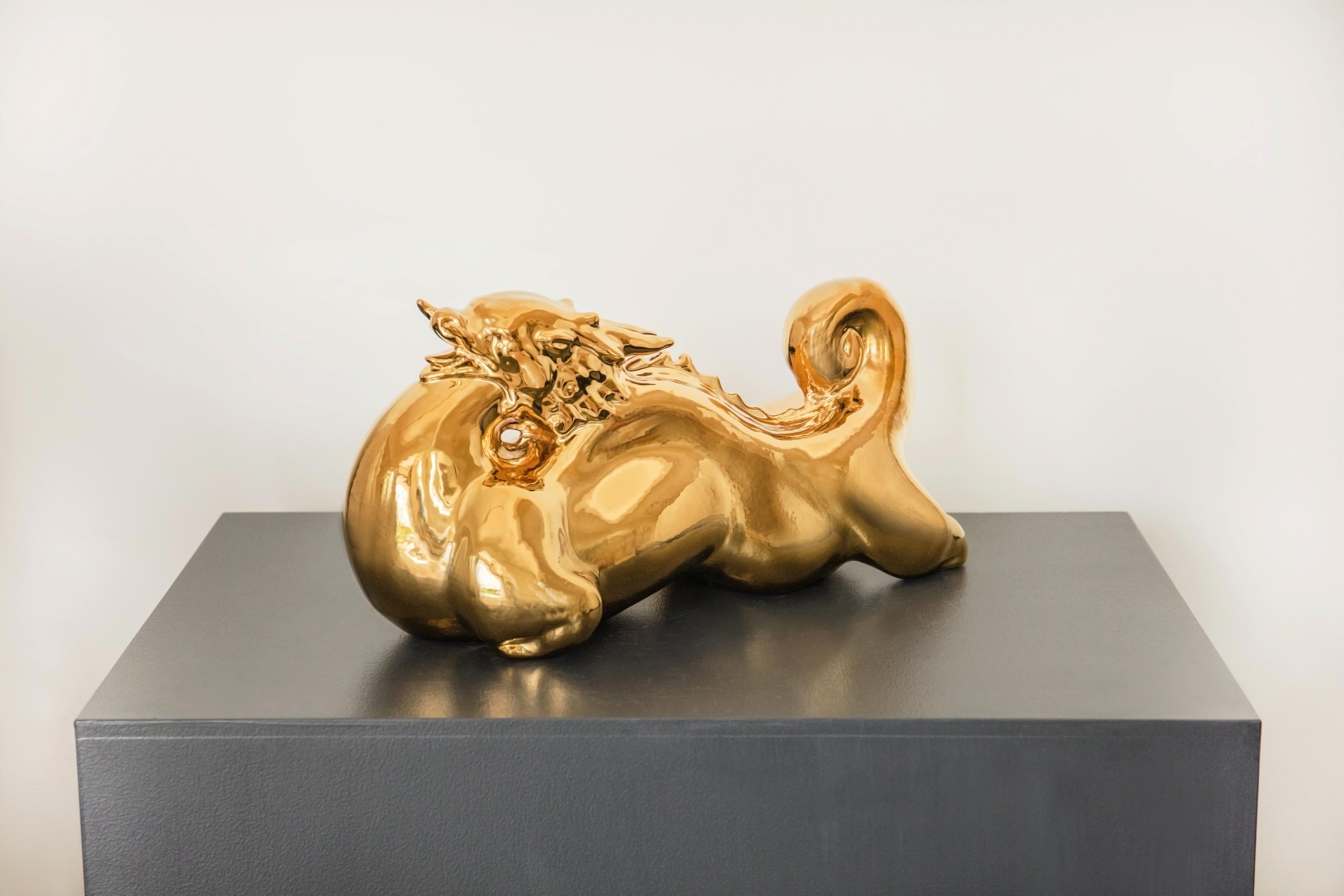 Keramik- vergoldete Skulpturen-Serien Tierkreiszeichen- Drache  (Gold), Figurative Sculpture, von He Wenjue