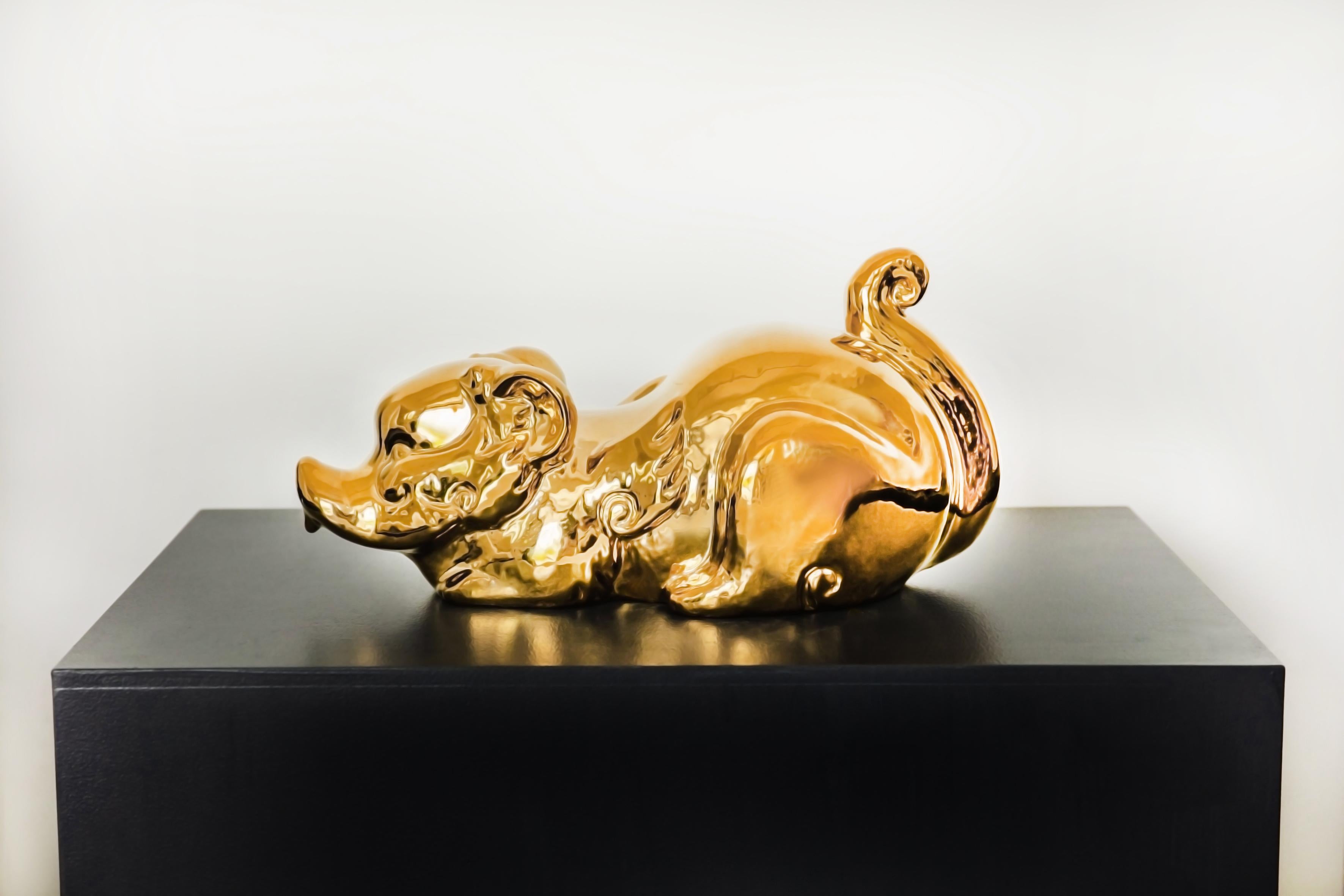 Figurative Sculpture He Wenjue - Sculpture en céramique plaquée or - Série d'animaux du zodiaque du rat 