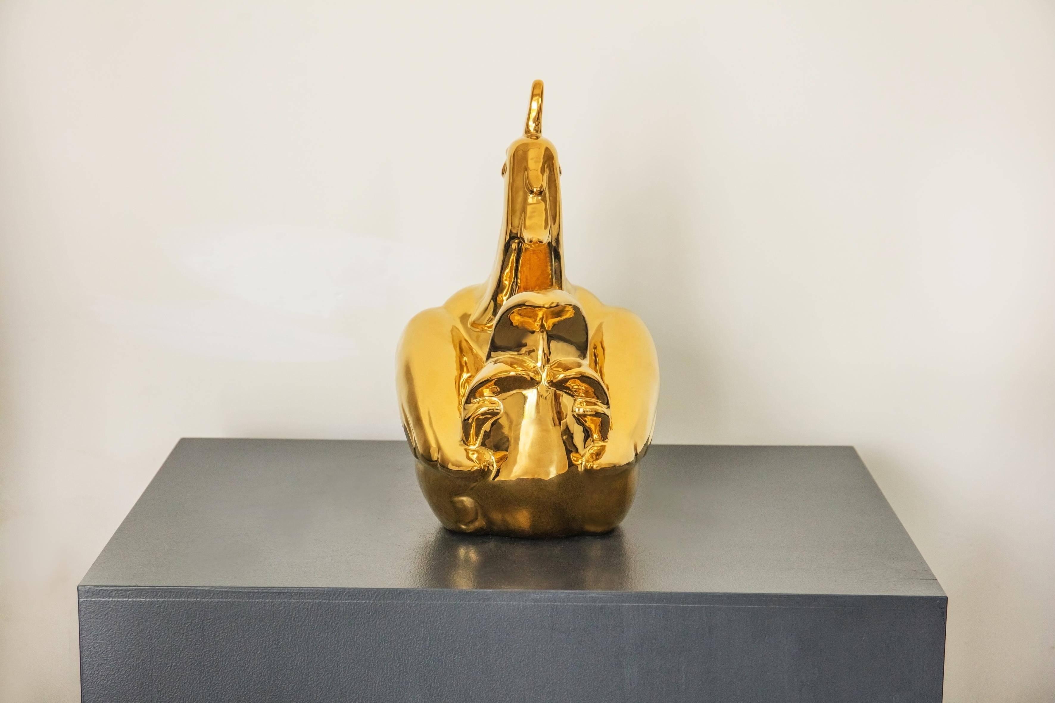 Keramik- vergoldete Skulpturen-Serien Tierkreiszeichen- Hahn  – Sculpture von He Wenjue