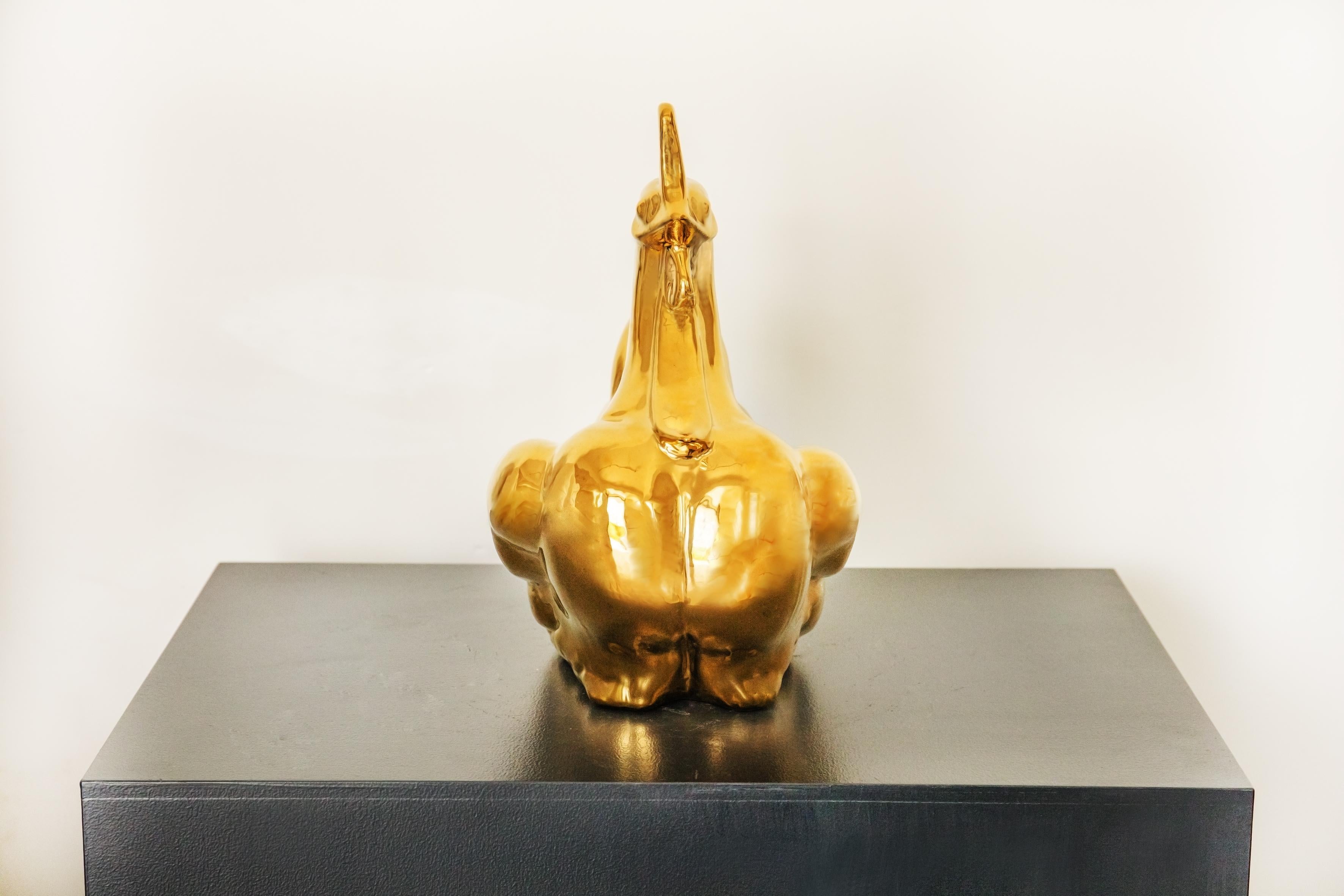 Keramik- vergoldete Skulpturen-Serien Tierkreiszeichen- Hahn  (Gold), Figurative Sculpture, von He Wenjue