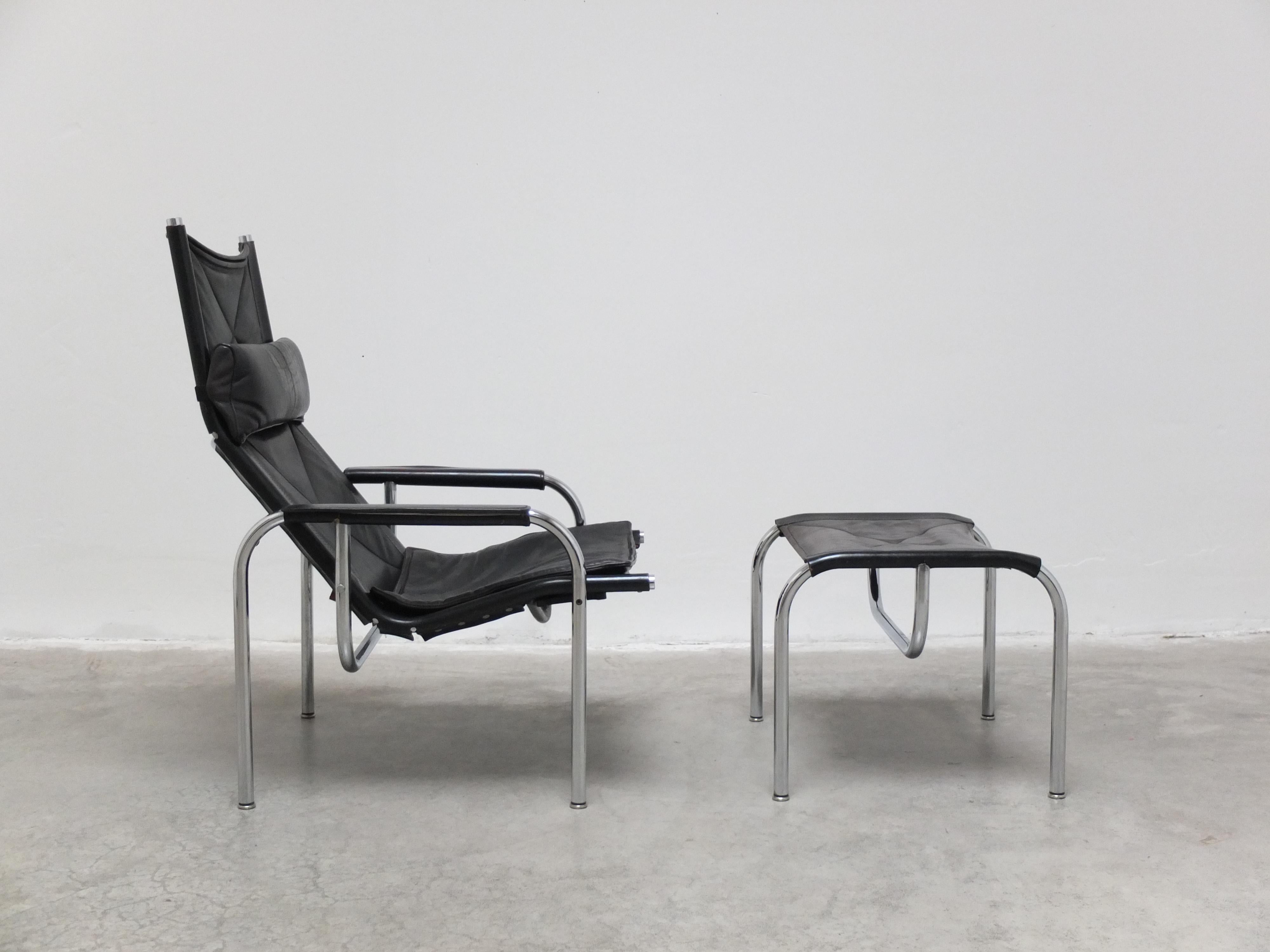 Iconic model ‘HE1106’ lounge chair designed by Swiss architect Hans Eichenberger for Strässle in 1978. The chair has a reclining function and comes with the original matching ottoman for ultimate relaxation. It remains in very good original