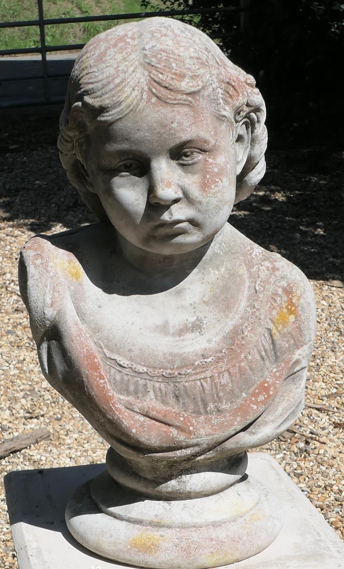  Buste tête et épaules d'une jeune fille Statue de jardin
Il s'agit d'un charmant buste détaillé d'une jeune fille plutôt mélancolique, remarquez les plis de sa robe et les boucles de ses cheveux.
La statue est joliment patinée. Elle mesure 20